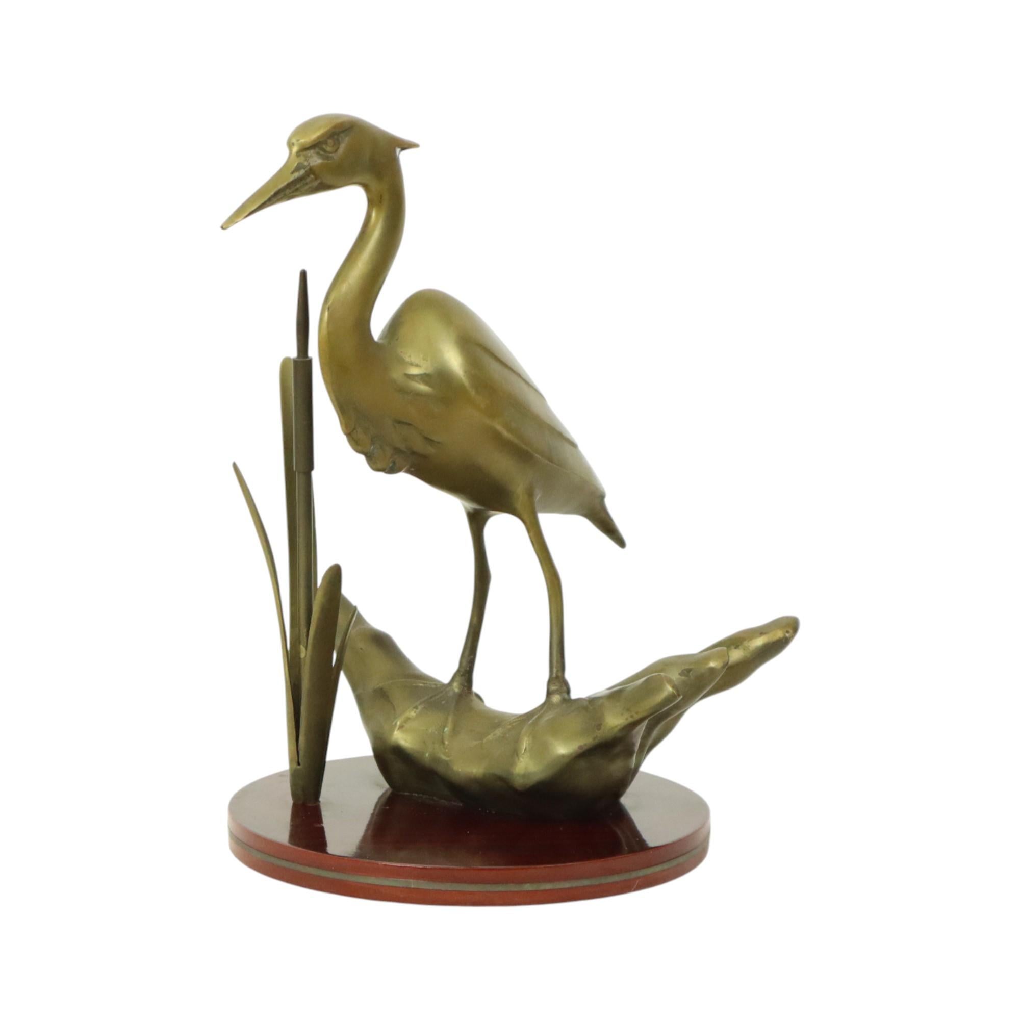 Statua di airone in ottone su base di legno Hollywood Regency in vendita 1