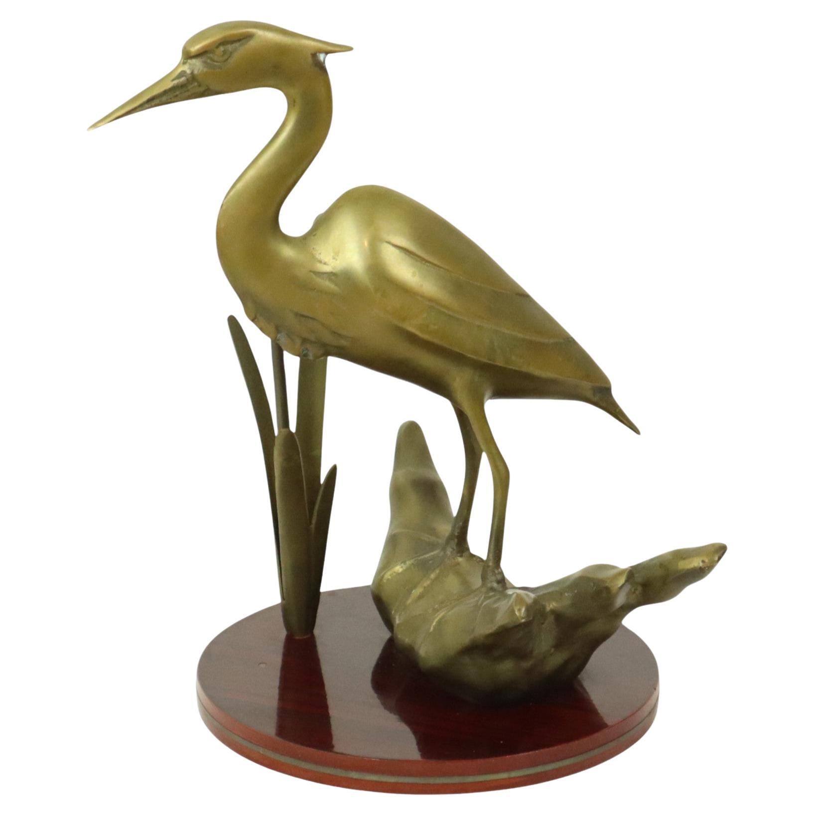 Statua di airone in ottone su base di legno Hollywood Regency in vendita