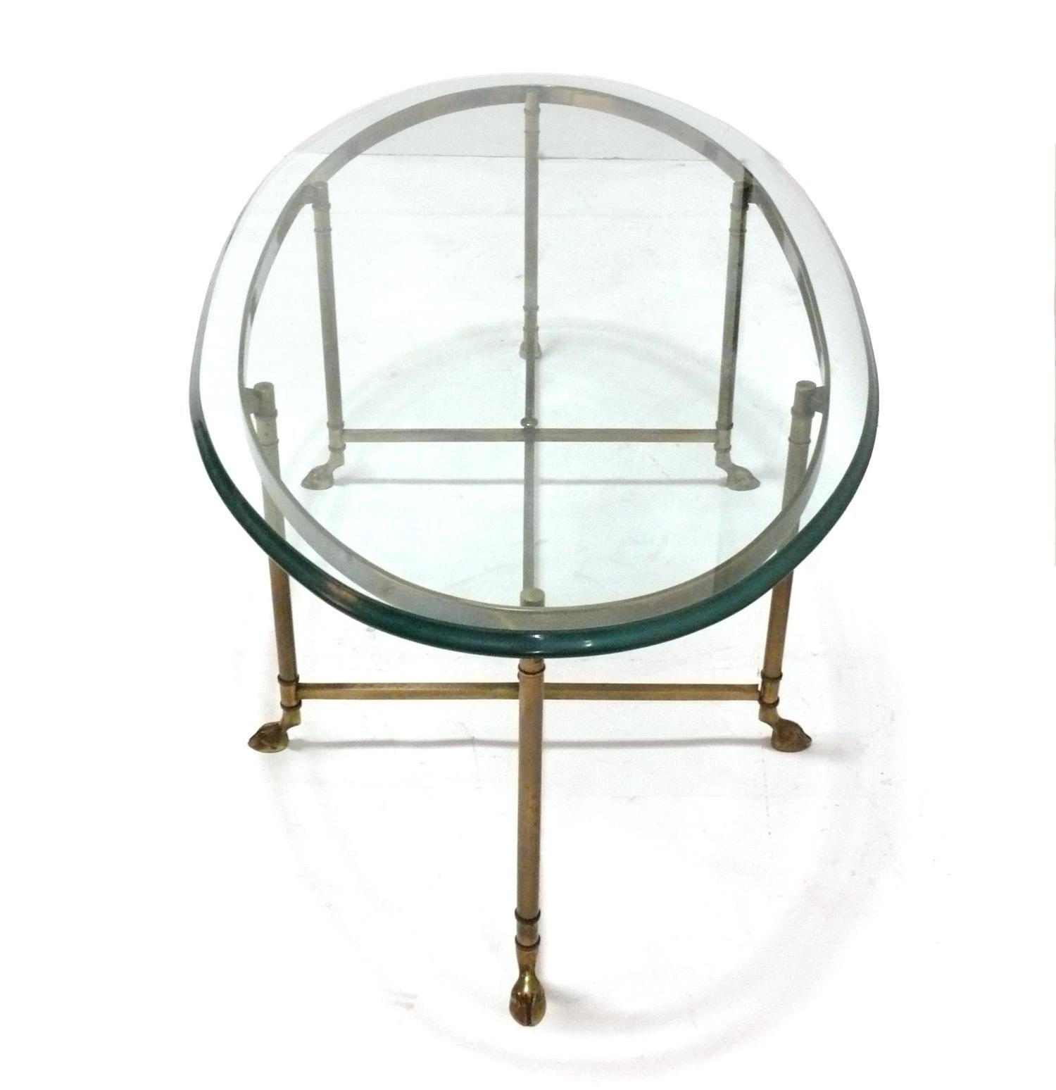 Hollywood Regency Tavolino da caffè con zoccolo in ottone alla maniera della Maison Jansen 51,5