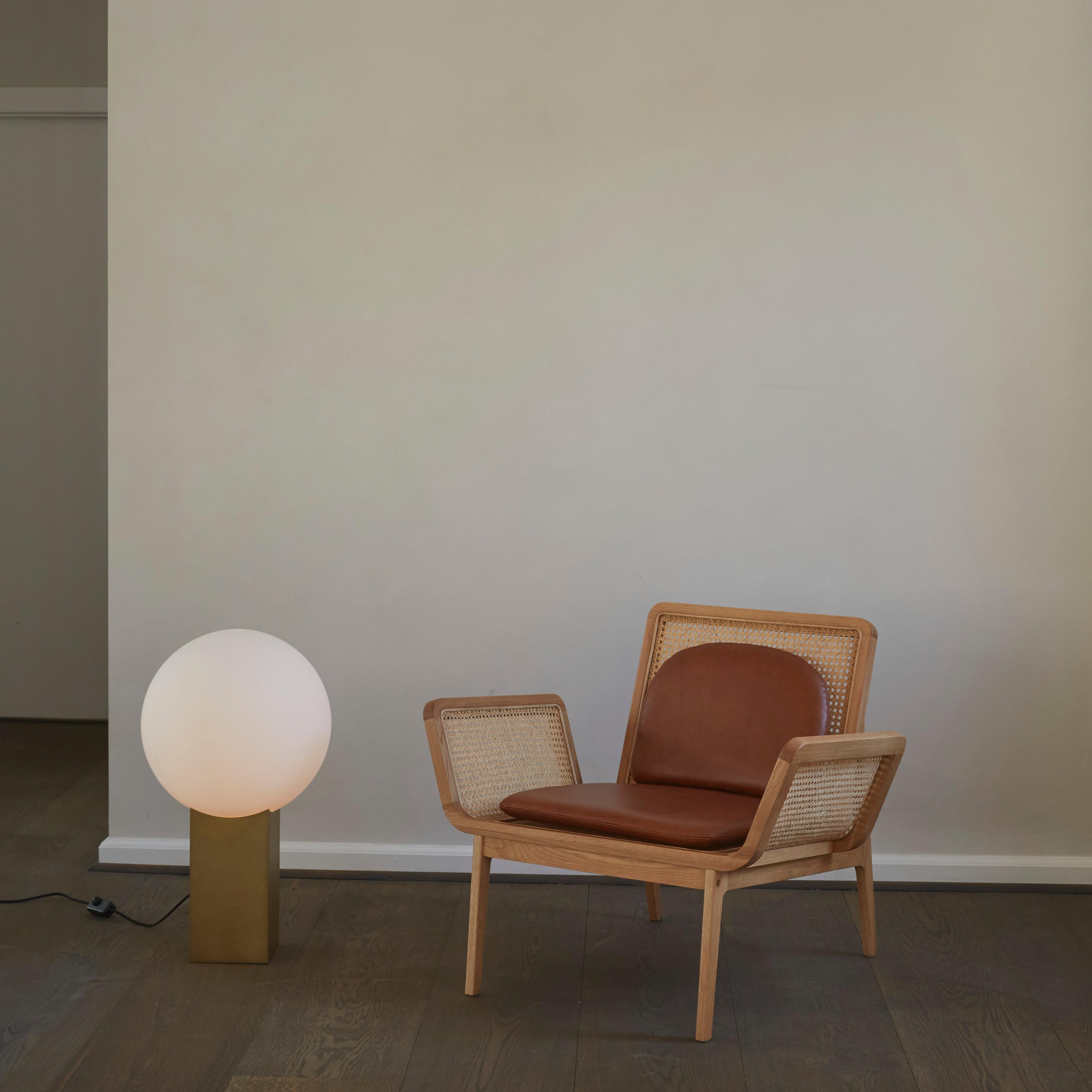 Brass Hoop floor lamp by 101 Copenhagen
Designed by Nicolaj Nøddesbo & Tommy Hyldahl
Dimensions: L 40 x W 40 x H 70 cm
Cable length: 200 cm
This product is not wired for USA
Materials: Metal: Plated metal / Brass
Opal glass / White
Cable: Fabric
