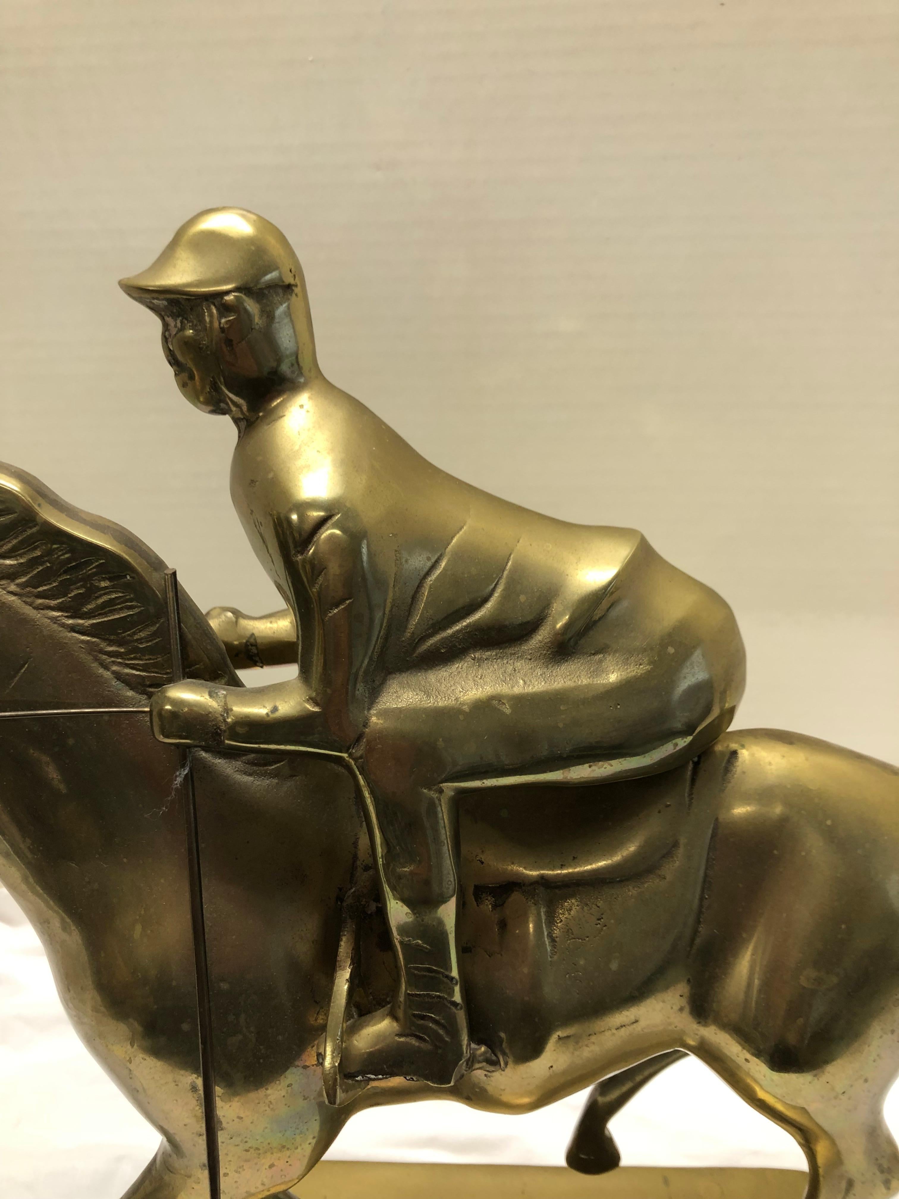 Laiton Sculpture de cheval et de jockey en vente