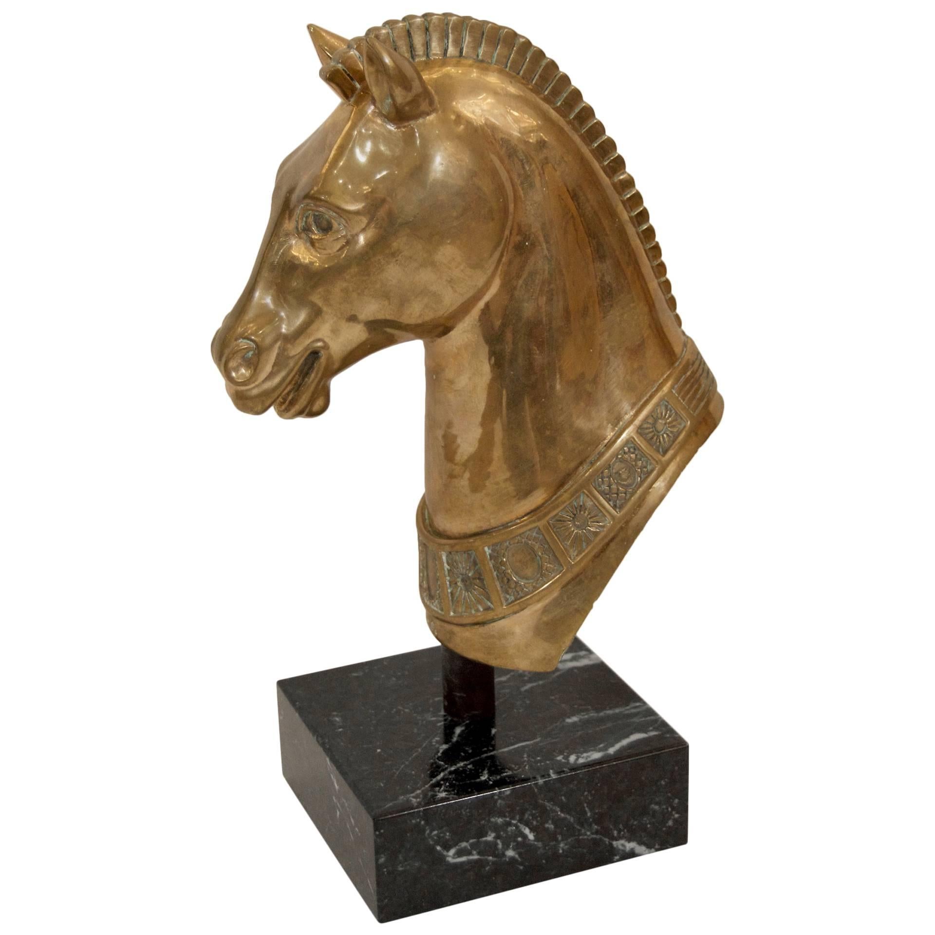 Sculpture en laiton massif bien détaillée d'une tête de cheval sur une base en marbre.

