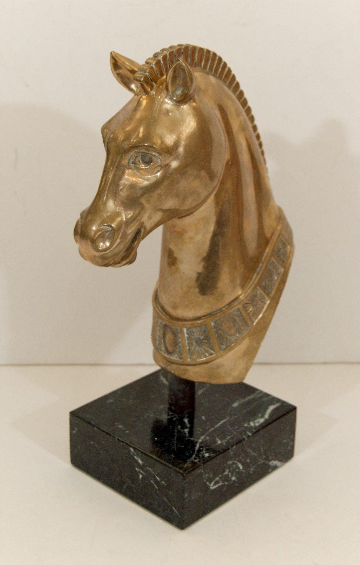 Sculpture de tête de cheval en laiton sur socle en marbre Bon état - En vente à Stamford, CT