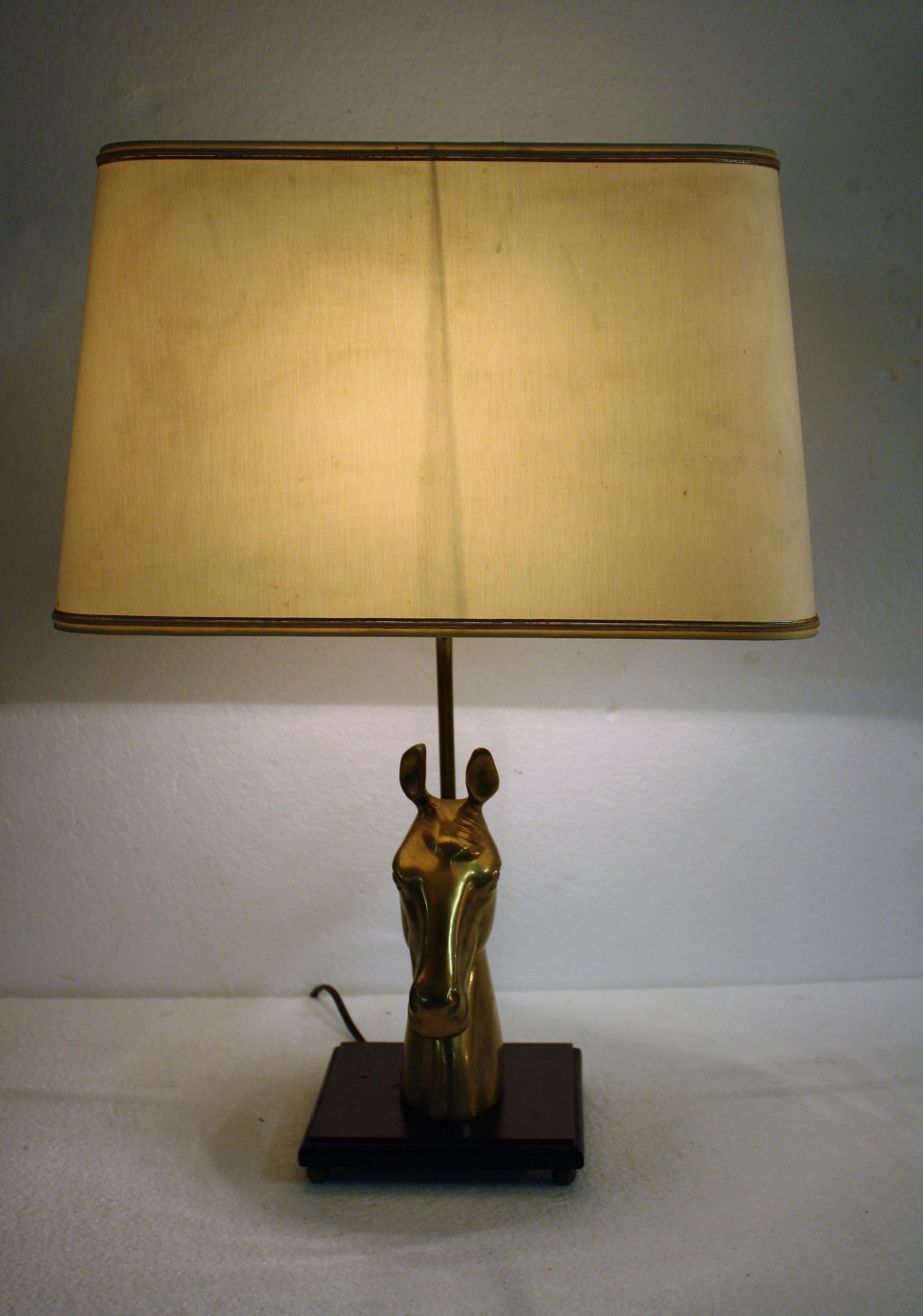 Belge Lampe de table à tête de cheval en laiton:: 1970:: Belgique en vente