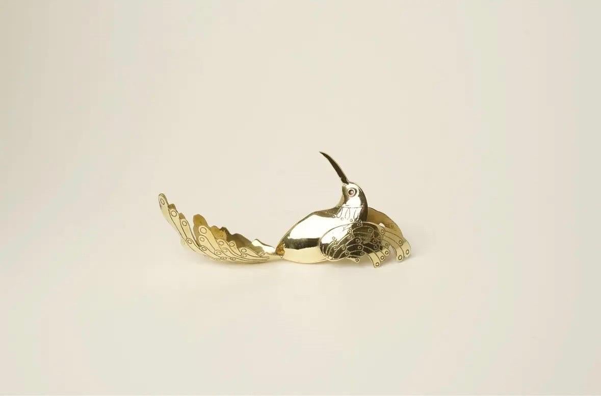 Nombre en español: Colibrí de Rama, Traducción: Colibrí de Rama

Colibrí de latón pulido hecho a mano con detalles abstractos en relieve y grabados. Este diseño único puede exhibirse tal como se muestra o con el pico anclado a un objeto, como una