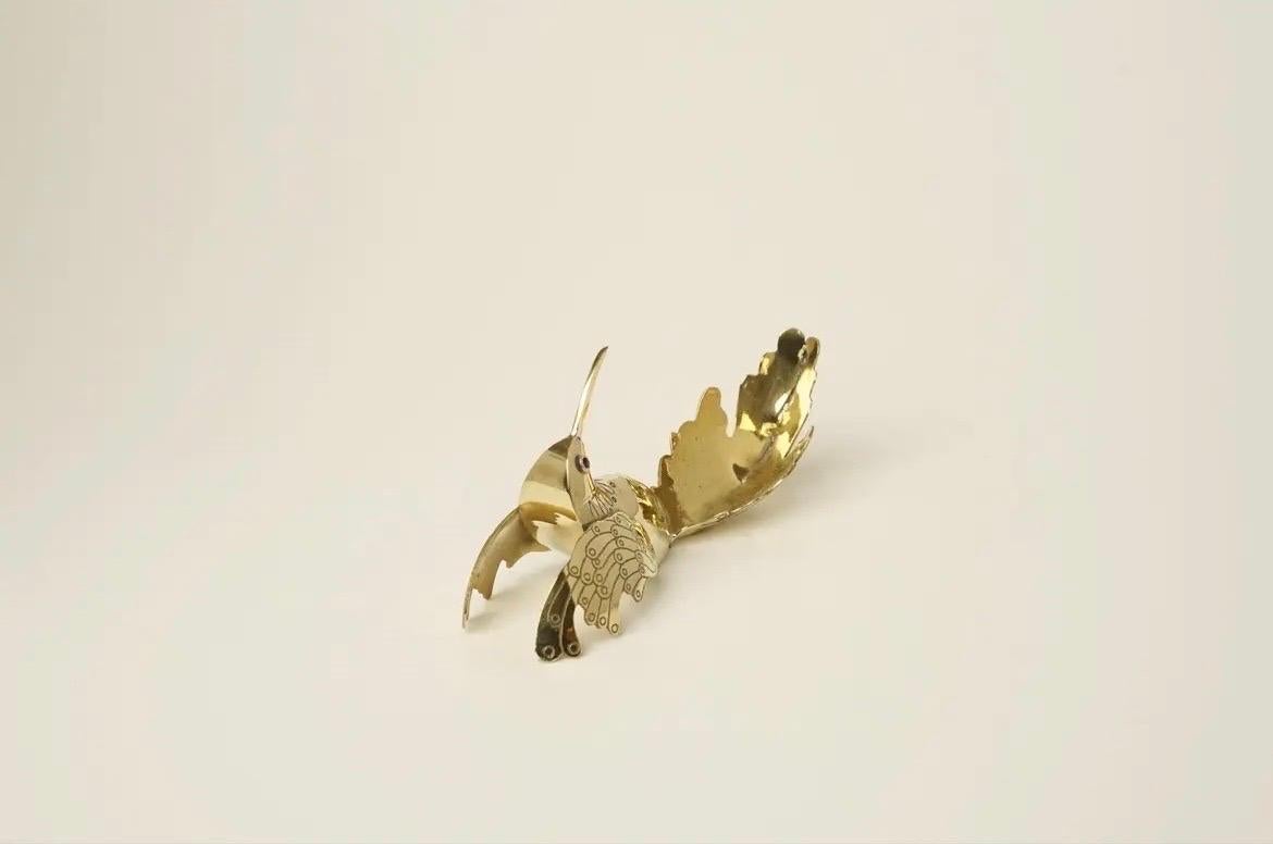 Escultura de latón Colibrí en vuelo de Joaquin Tinta Ecuatoriano en venta
