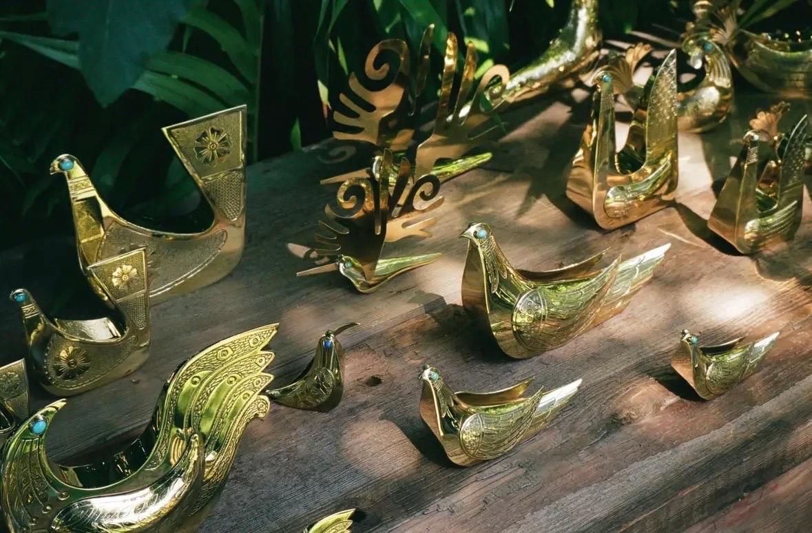 Escultura de latón Colibrí en vuelo de Joaquin Tinta siglo XX en venta
