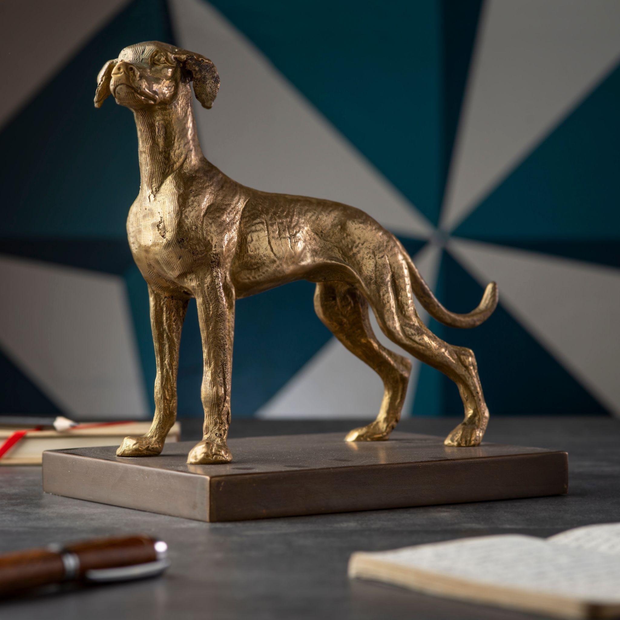 Dieser atemberaubende Jagdhund aus Messing mit Steinsockel ist ein wahres Zeugnis für die Handwerkskunst und die Liebe zum Detail von Bronzetto. Die aufwändigen Details des Jagdhundes zeugen von der Hingabe der Kunsthandwerker, die ihn in Handarbeit