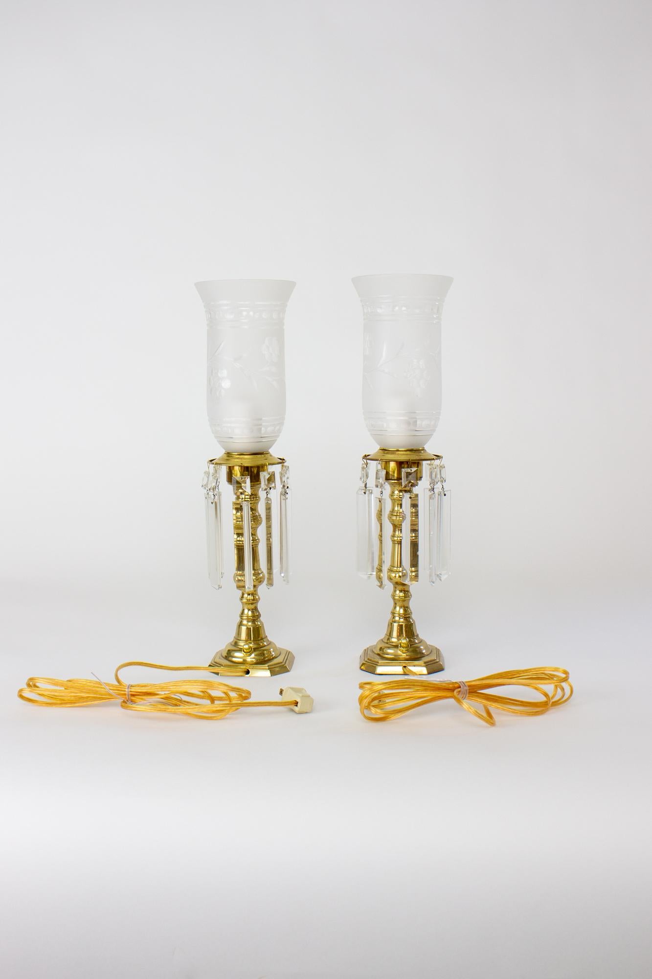 Colonial américain Paire de lampes-tempête en laiton avec cristaux en vente