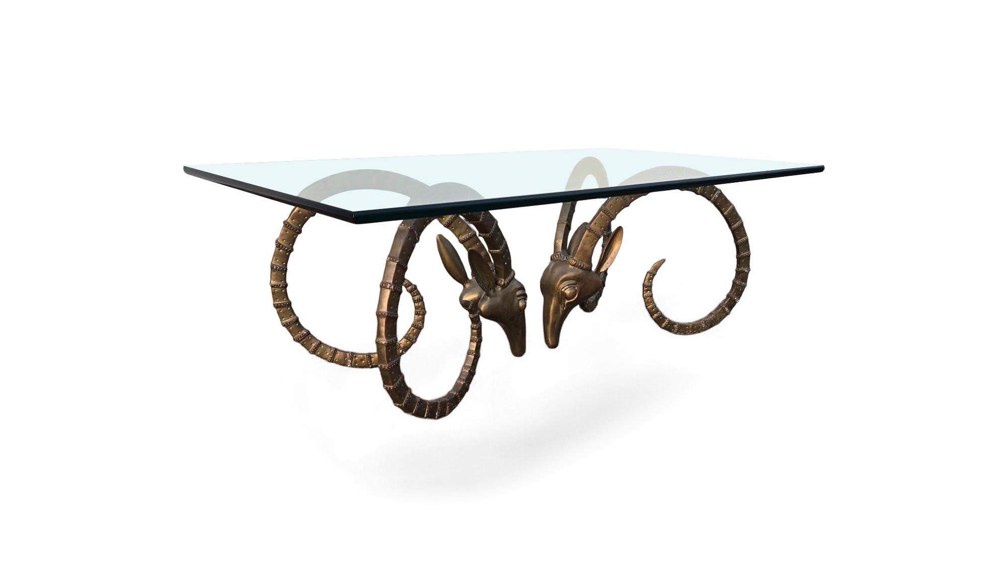 Table basse en laiton avec cornes de bouquetin d'après Alain Chervet Bon état - En vente à Middlesex, NJ