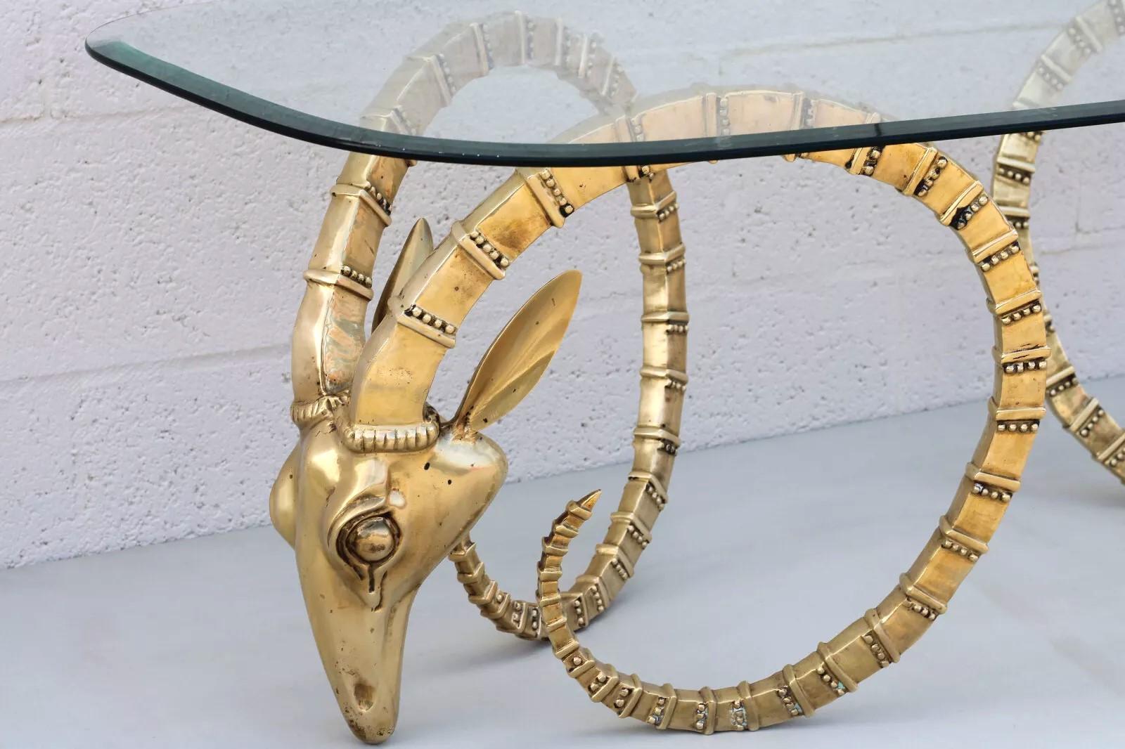 Ein wunderschöner Vintage Ibex Couchtisch aus Messing im Stil von Alain Chervet. Inklusive einer abgeschrägten ovalen Tischplatte im Vintage-Stil (abgebildet). Auch bekannt als Ram's Head Coffee Table. Vintage Messing Ibex Couchtisch Basen haben