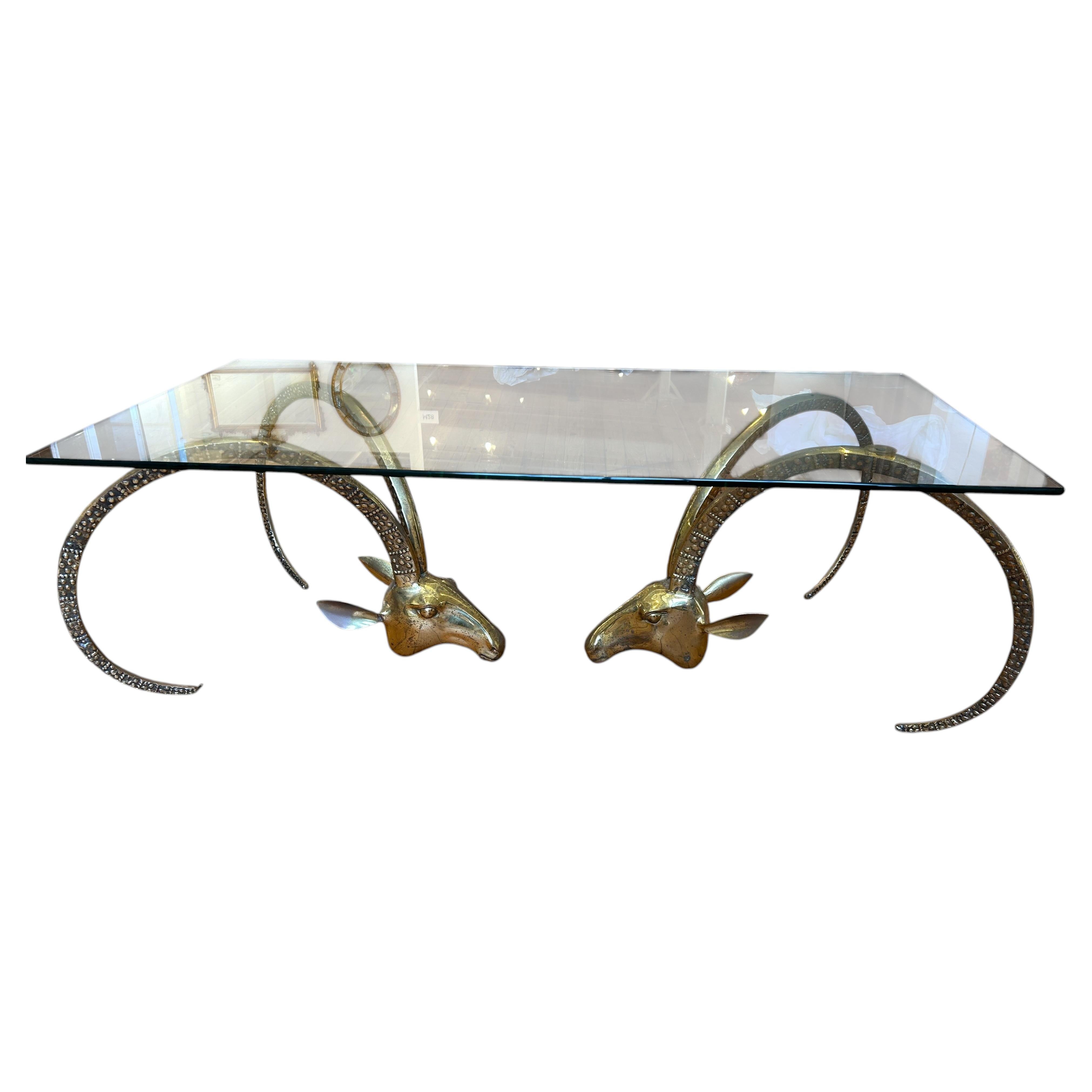 Table basse en laiton avec cornes de bouquetin et tête de bélier dans le style d'Alain Chervet