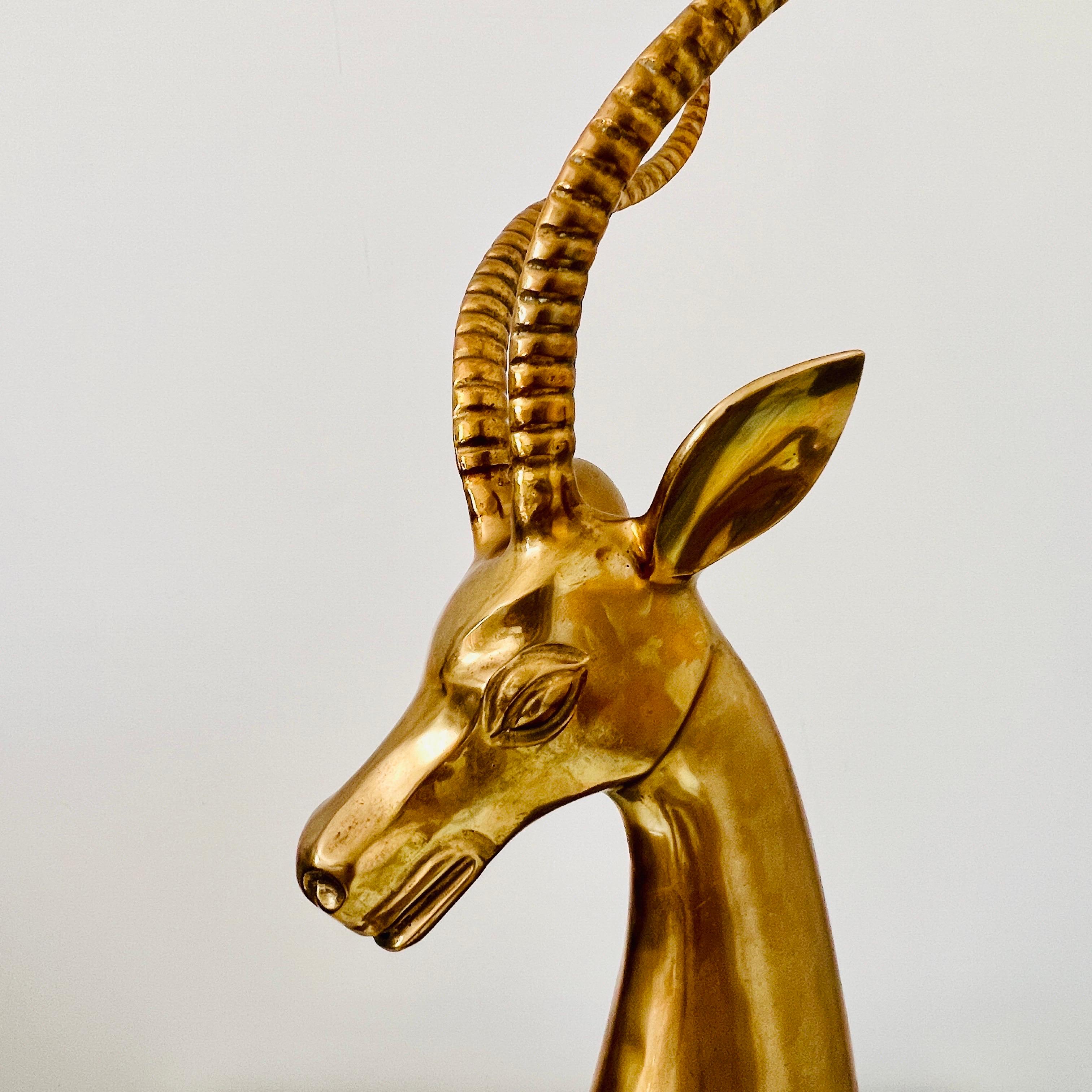 Sculpture d'antilope en laiton Hollywood Regency des années 1970 avec base en marbre exotique en vente 3