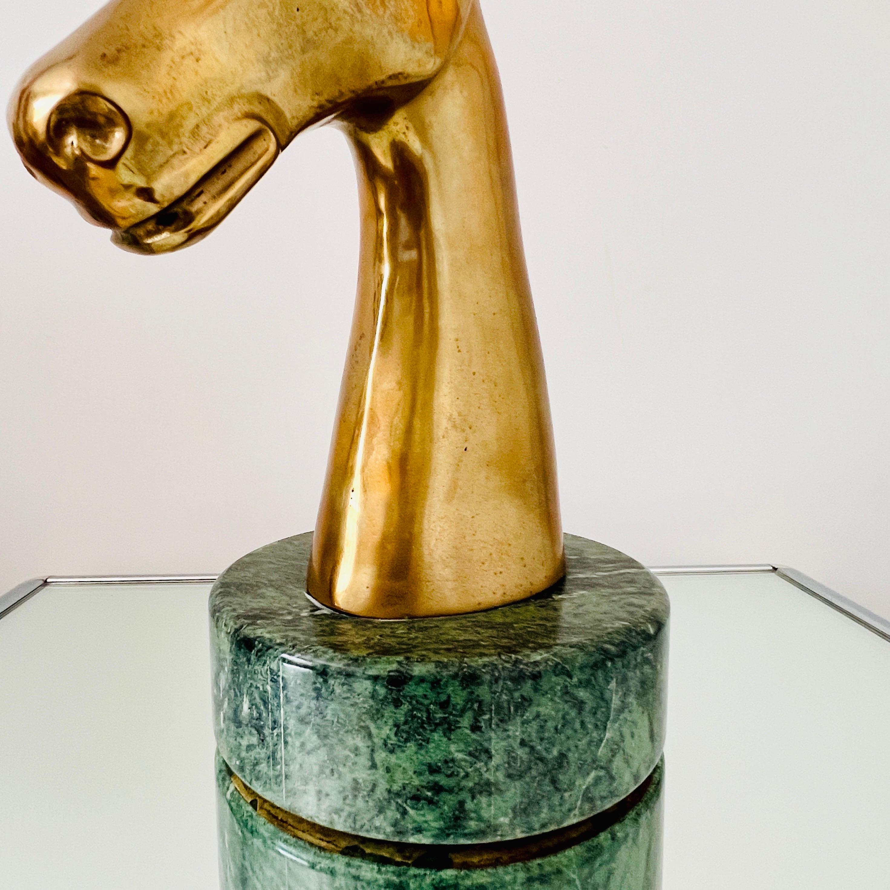 1970er Hollywood-Regency-Antilopen-Skulptur aus Messing mit exotischem Marmorsockel im Angebot 5