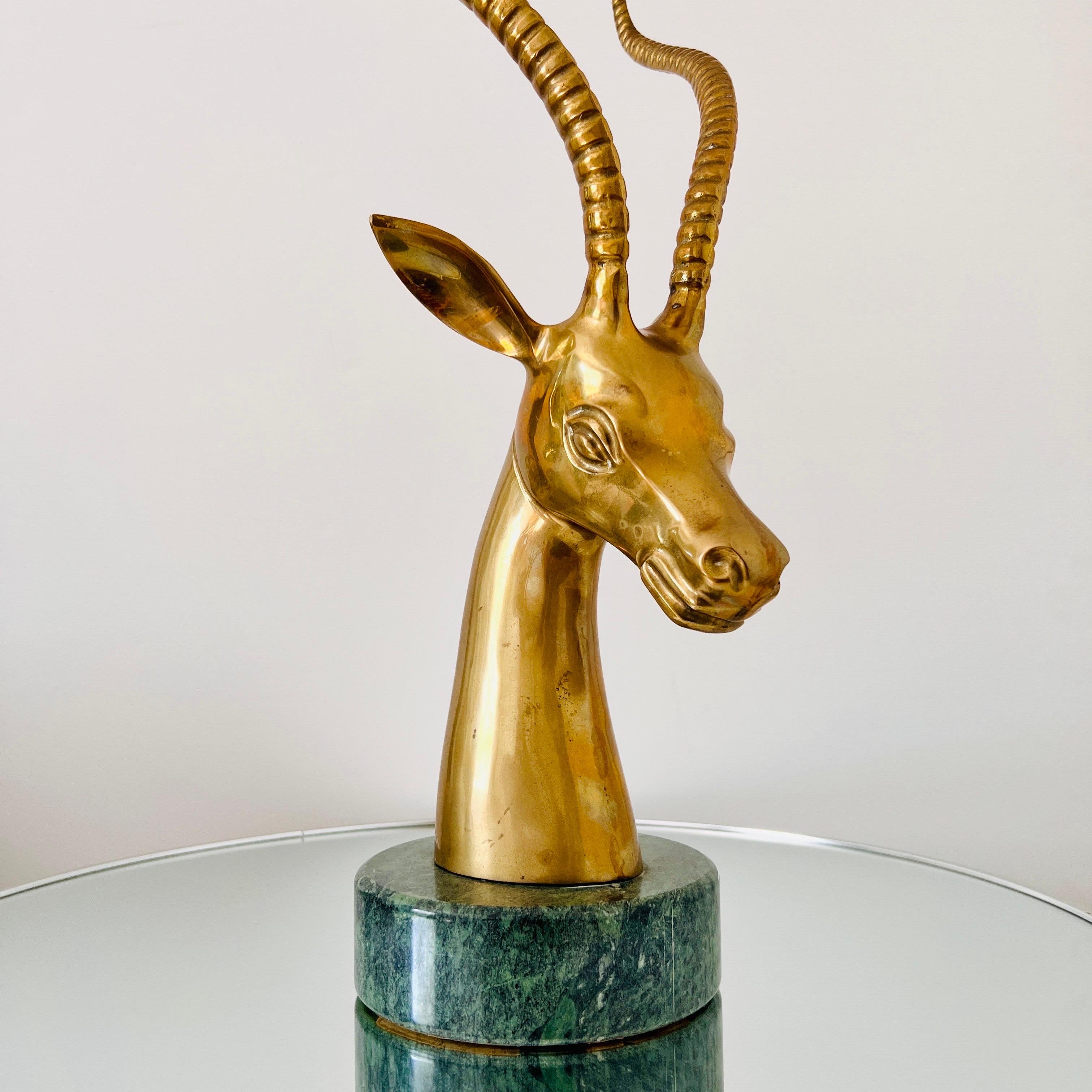 1970er Hollywood-Regency-Antilopen-Skulptur aus Messing mit exotischem Marmorsockel (amerikanisch) im Angebot