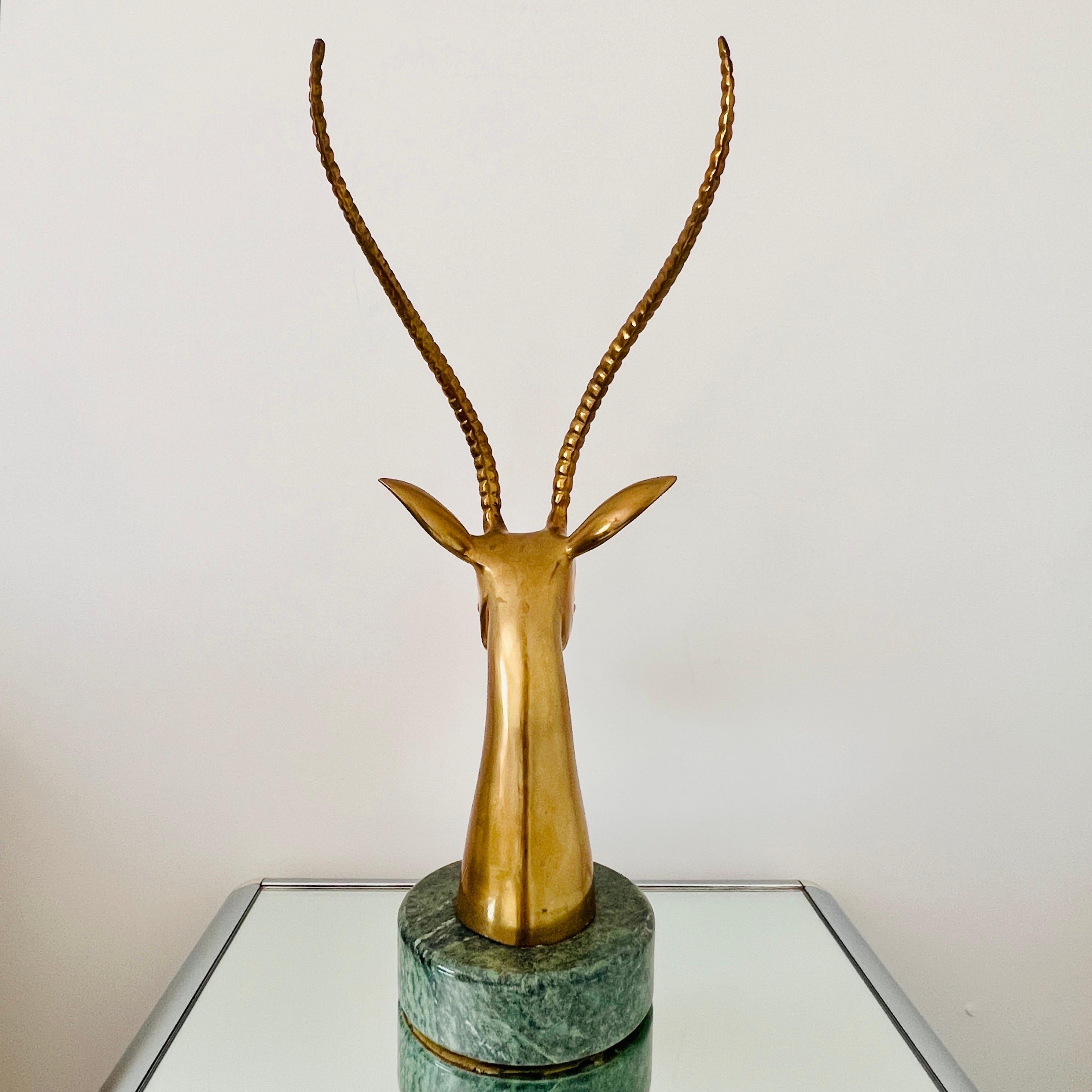 Sculpture d'antilope en laiton Hollywood Regency des années 1970 avec base en marbre exotique en vente 1