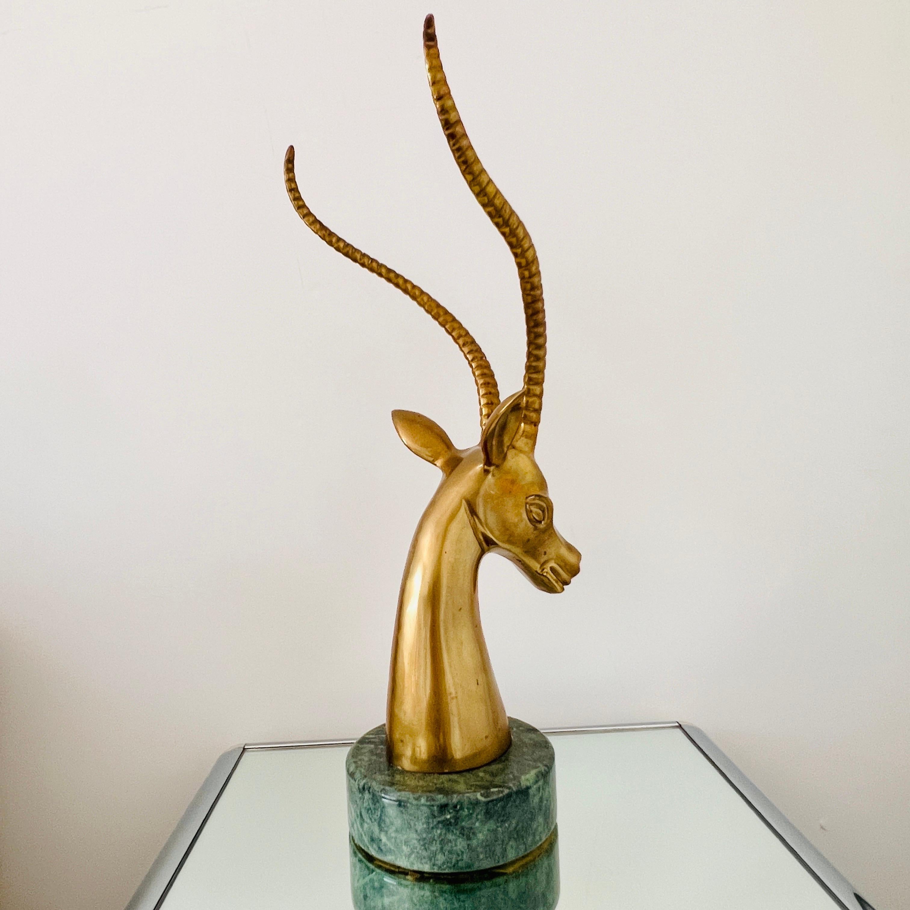 1970er Hollywood-Regency-Antilopen-Skulptur aus Messing mit exotischem Marmorsockel im Angebot 2