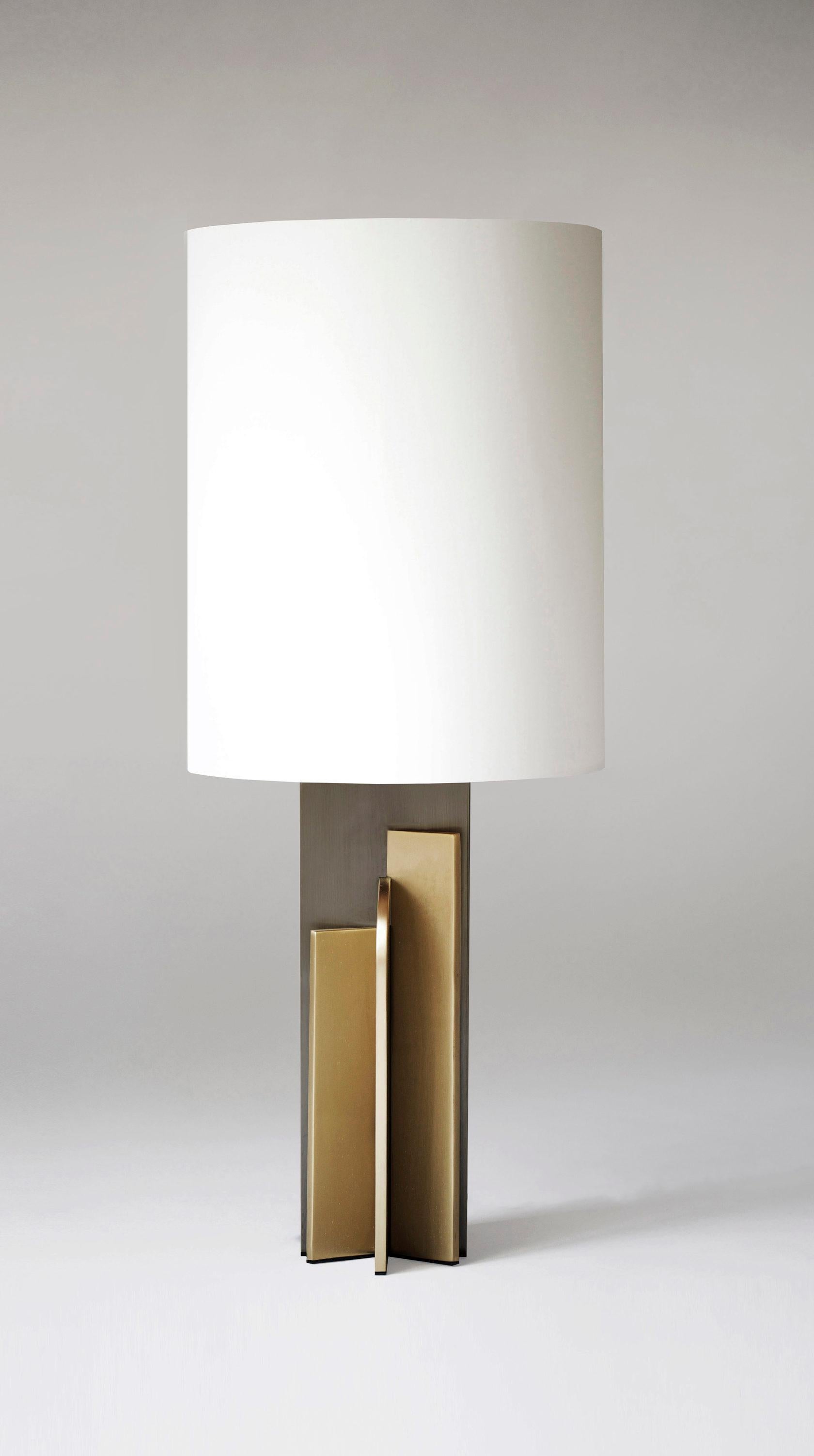 Moderne Lampe de table iconique en laiton par Square in Circle en vente