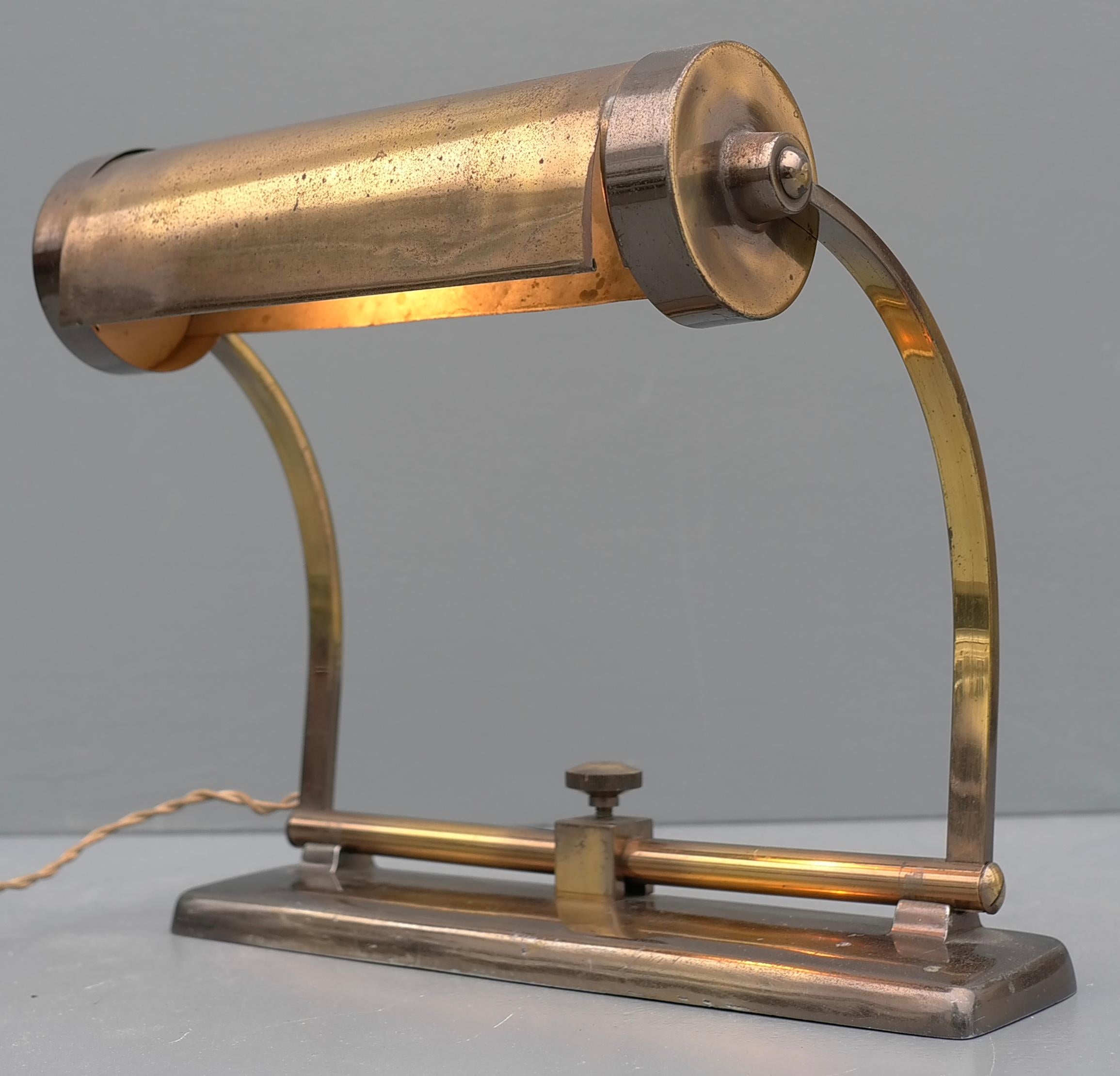 Lampe de bureau ou de table industrielle réglable en laiton, Art Déco, France, années 1930.