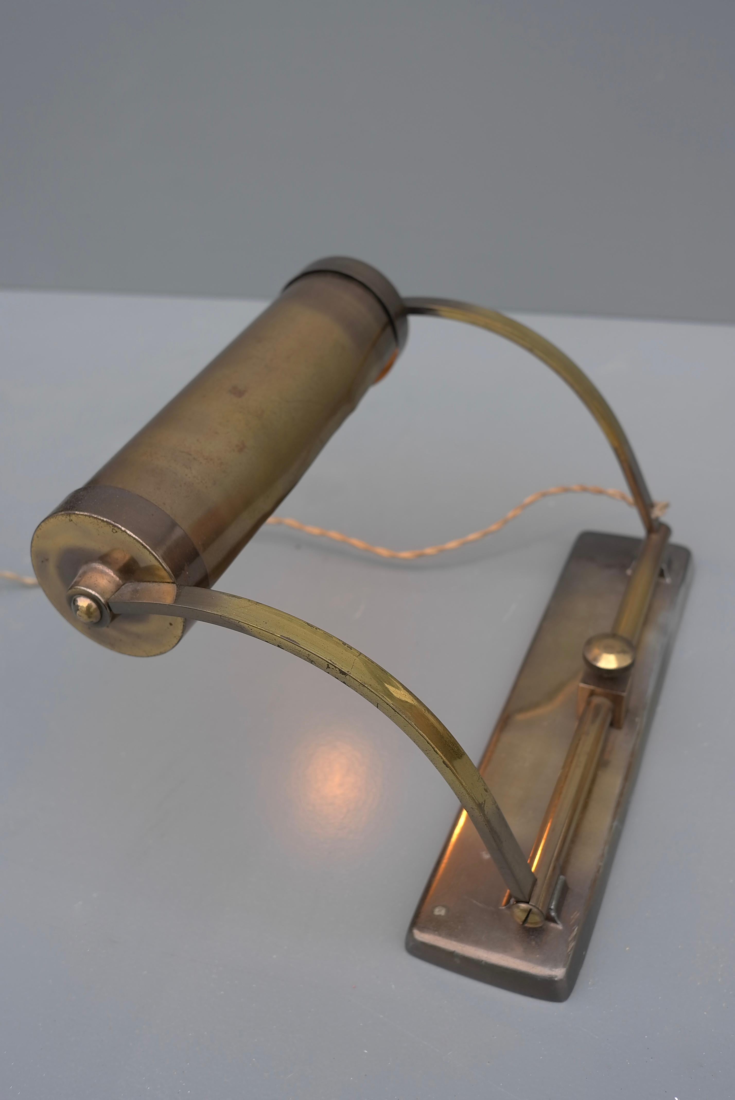 Français Lampe de bureau ou de table industrielle réglable en laiton, Art Déco, France, années 1930 en vente