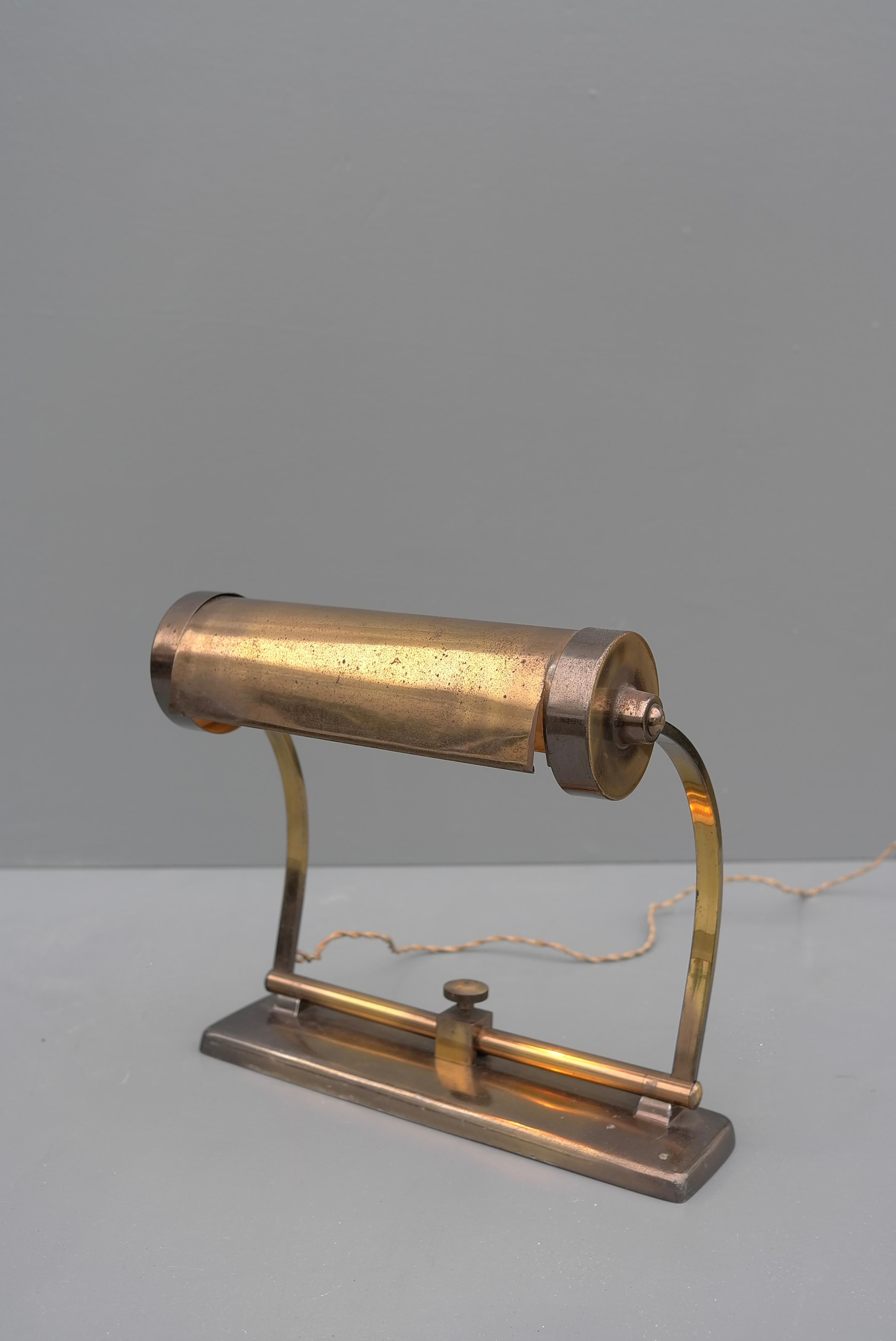 Milieu du XXe siècle Lampe de bureau ou de table industrielle réglable en laiton, Art Déco, France, années 1930 en vente