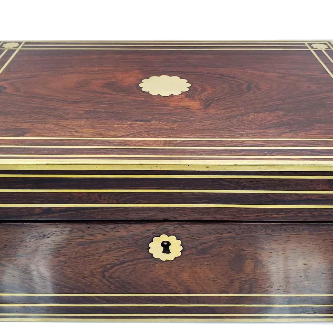 Inglese Vanity / Dressing Box in palissandro intarsiato e bordato in ottone di H. H. Mitchell, Londra in vendita