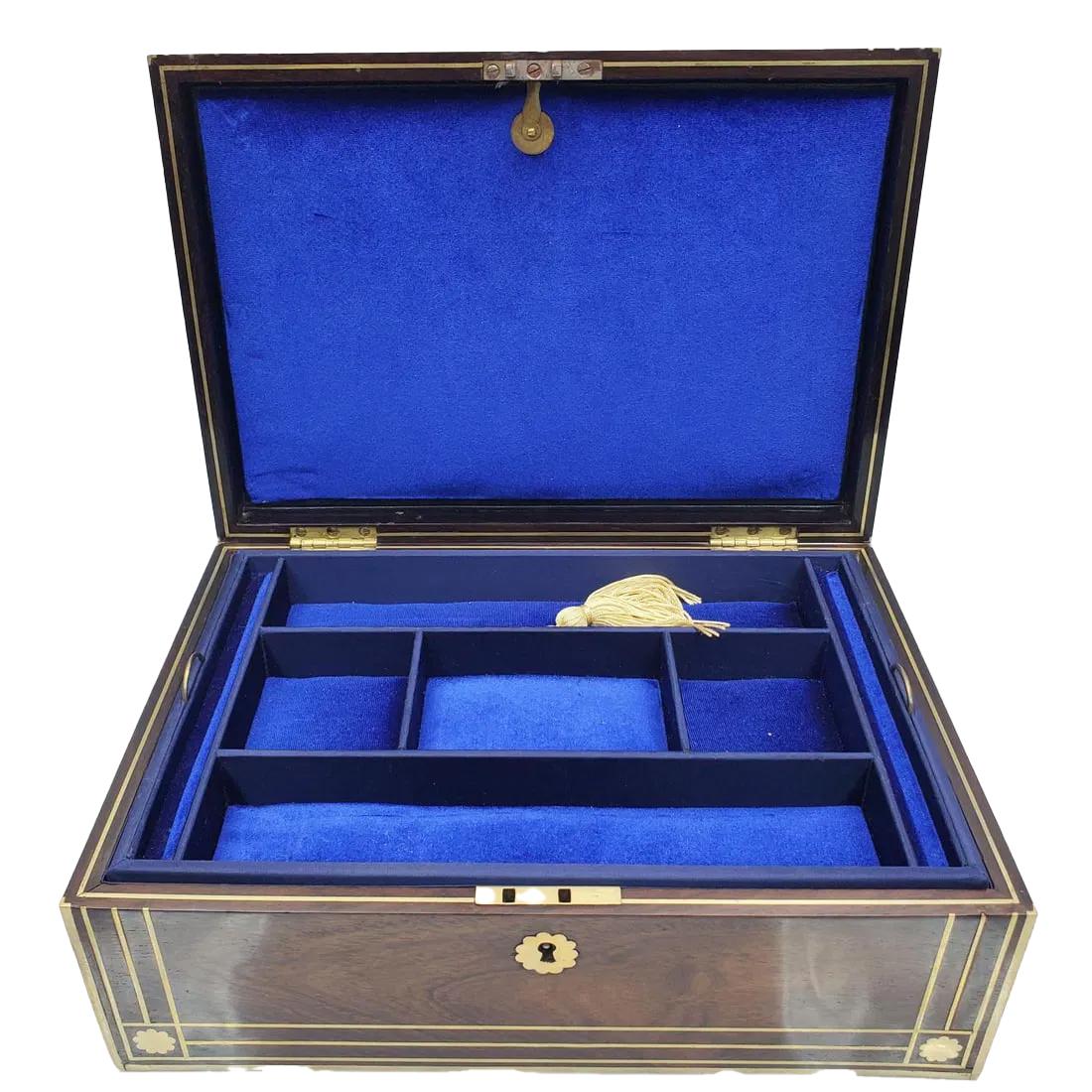 Vanity / Dressing Box in palissandro intarsiato e bordato in ottone di H. H. Mitchell, Londra In condizioni buone in vendita a Chapel Hill, NC