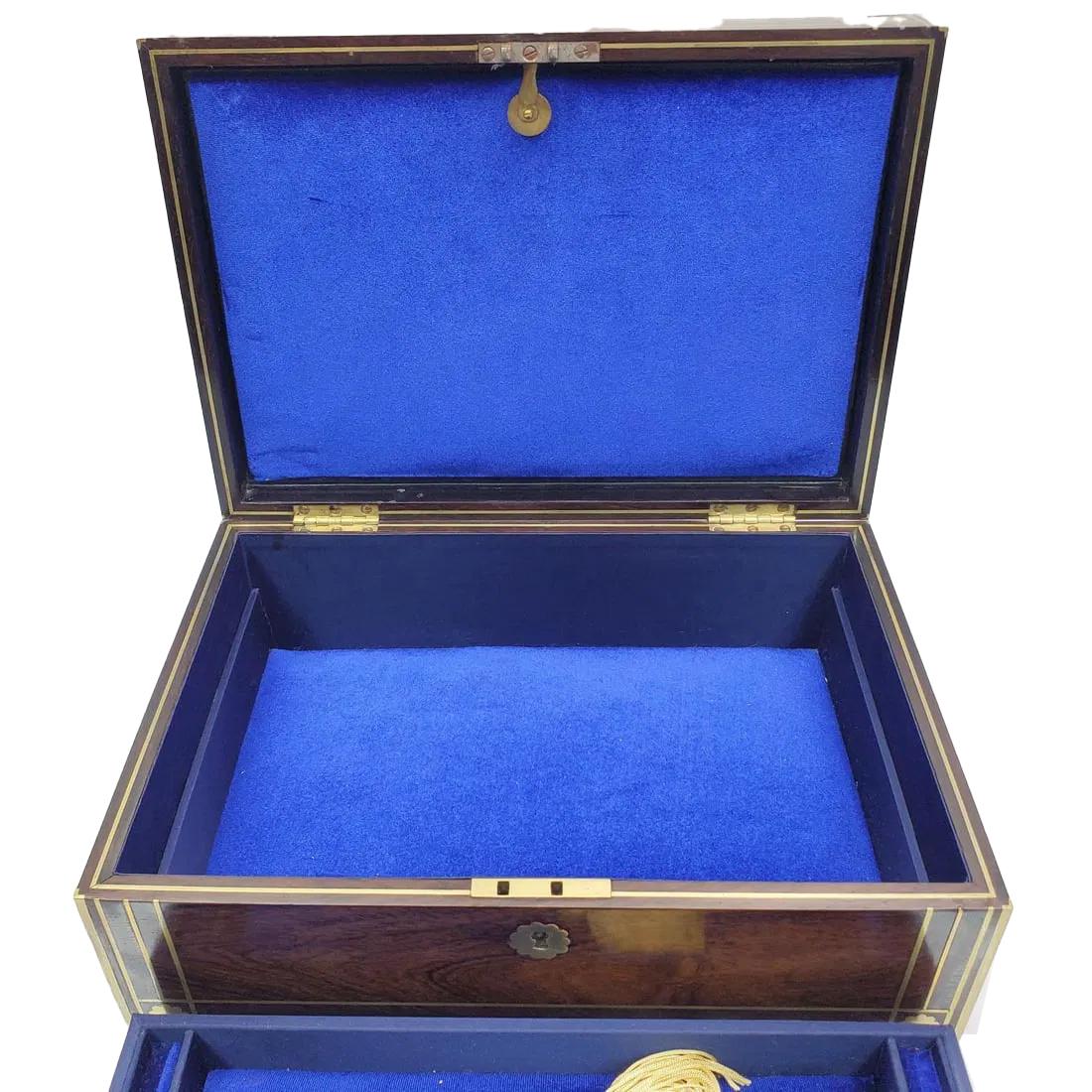 XIX secolo Vanity / Dressing Box in palissandro intarsiato e bordato in ottone di H. H. Mitchell, Londra in vendita