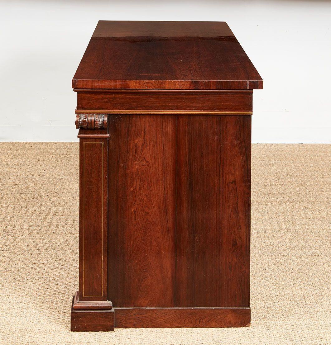 Inglese Tavolo consolle in palissandro ad arco intarsiato in ottone in vendita