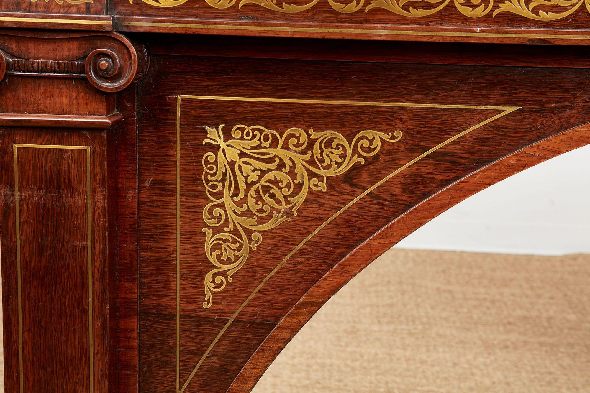 XIX secolo Tavolo consolle in palissandro ad arco intarsiato in ottone in vendita