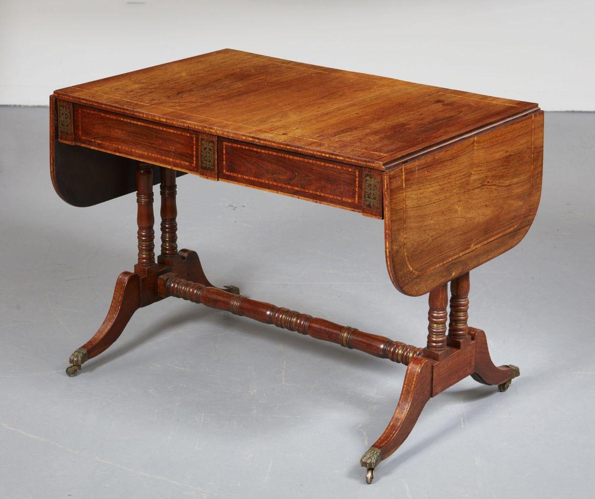 Mesa de sofá inglesa de palisandro con incrustaciones de latón de la Regencia Inglés en venta