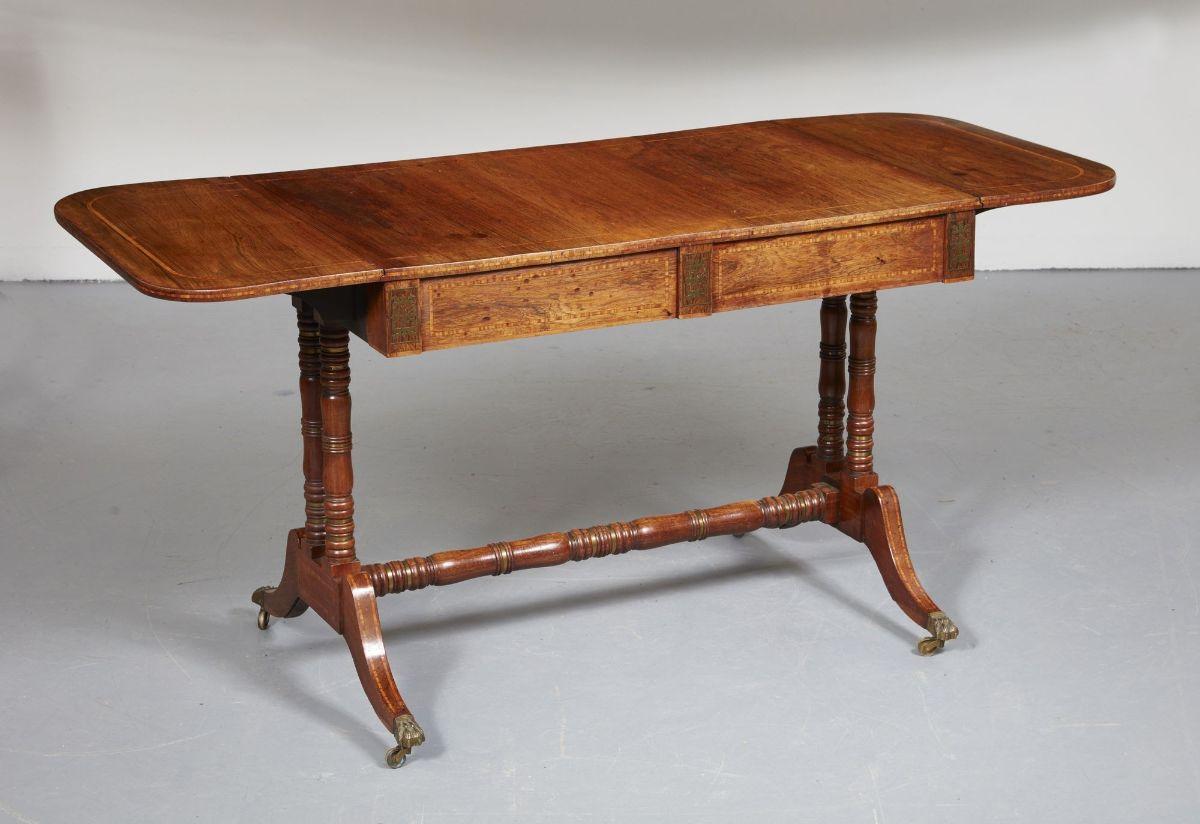 Table de canapé Regency anglaise en bois de rose incrusté de laiton Bon état - En vente à Greenwich, CT