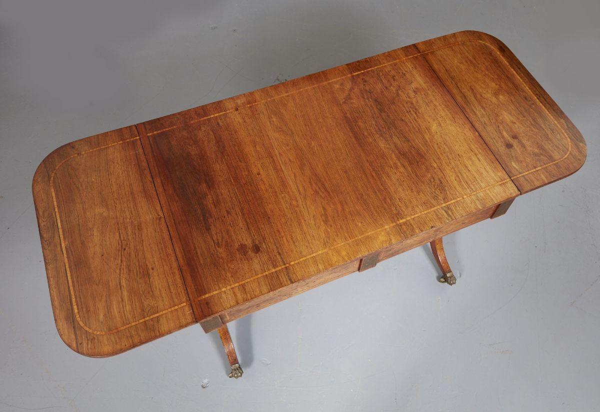 XIXe siècle Table de canapé Regency anglaise en bois de rose incrusté de laiton en vente