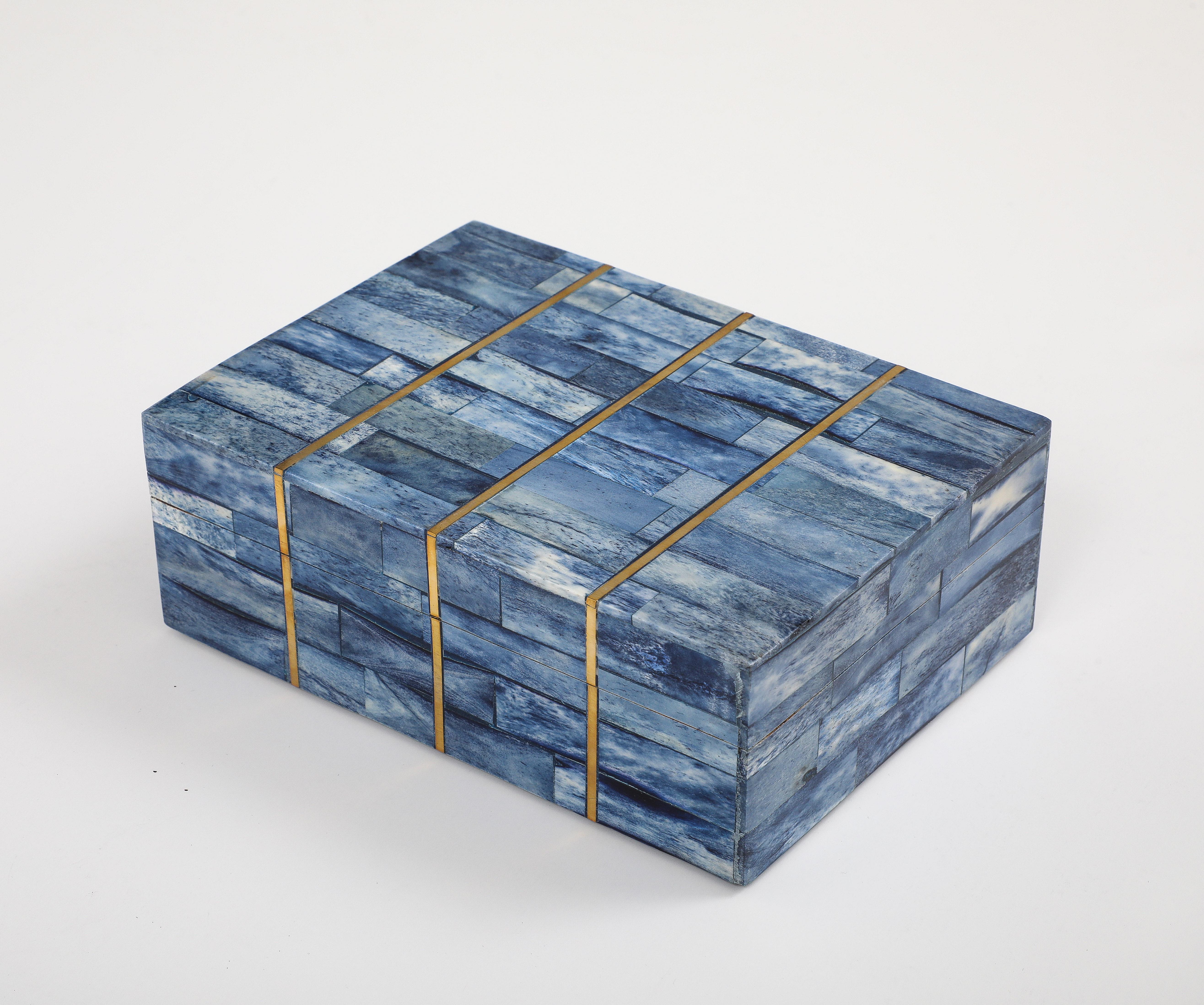 Scatola per ricordi tinta a mano in blu osso con 3 strisce intarsiate in ottone. 