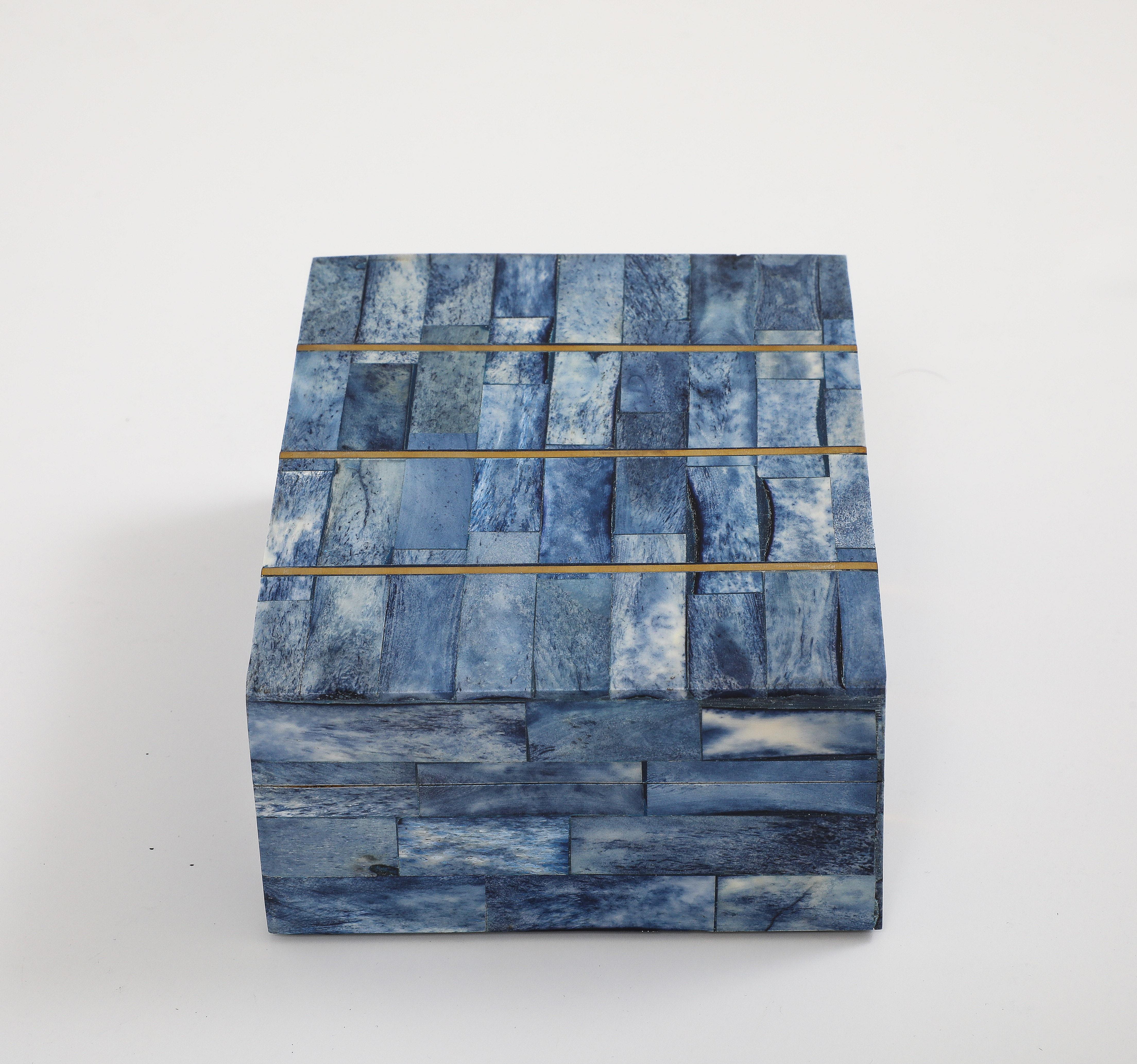 Moderno Scatola in ottone con intarsio in osso tinto di blu in vendita