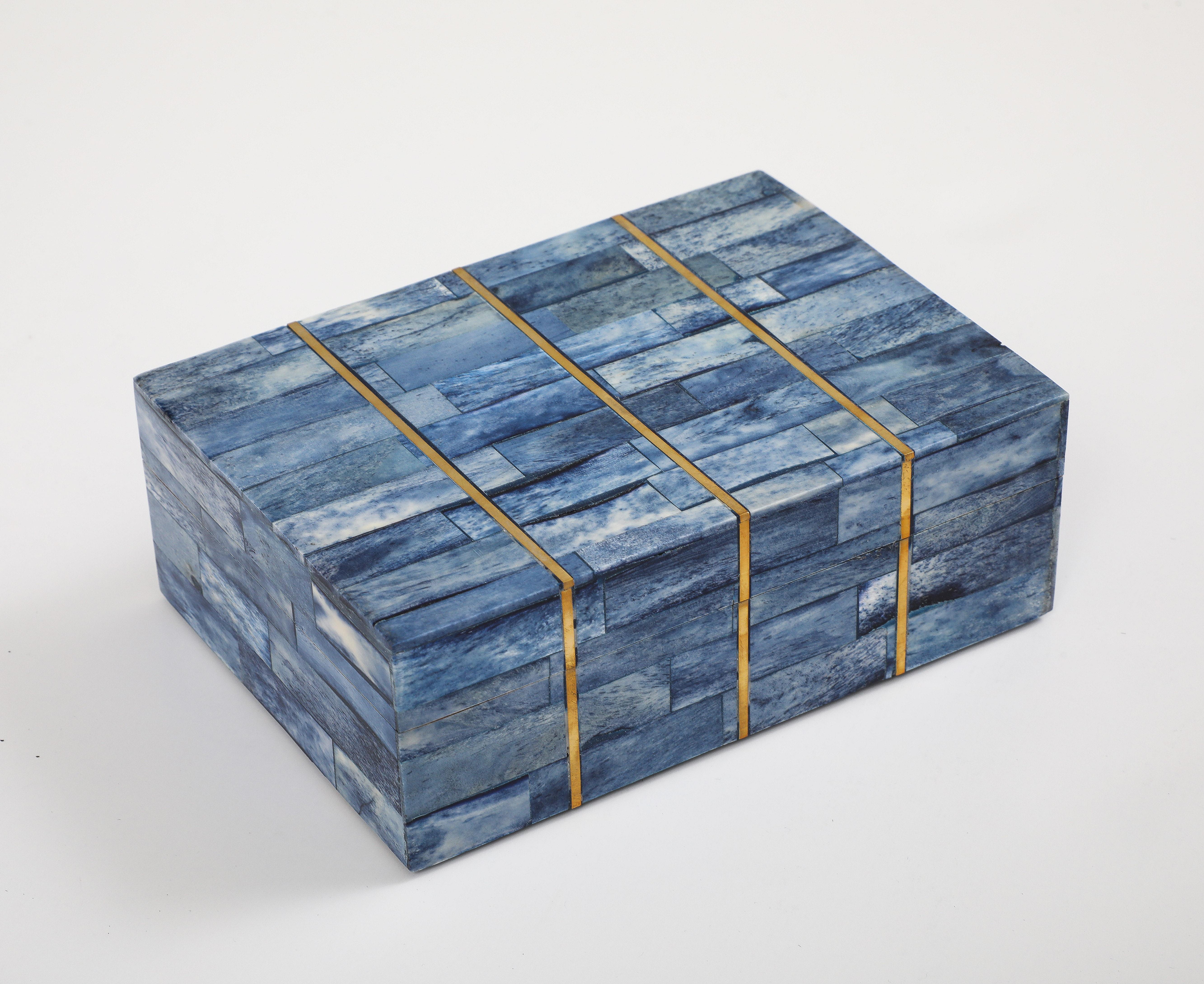 Fatto a mano Scatola in ottone con intarsio in osso tinto di blu in vendita