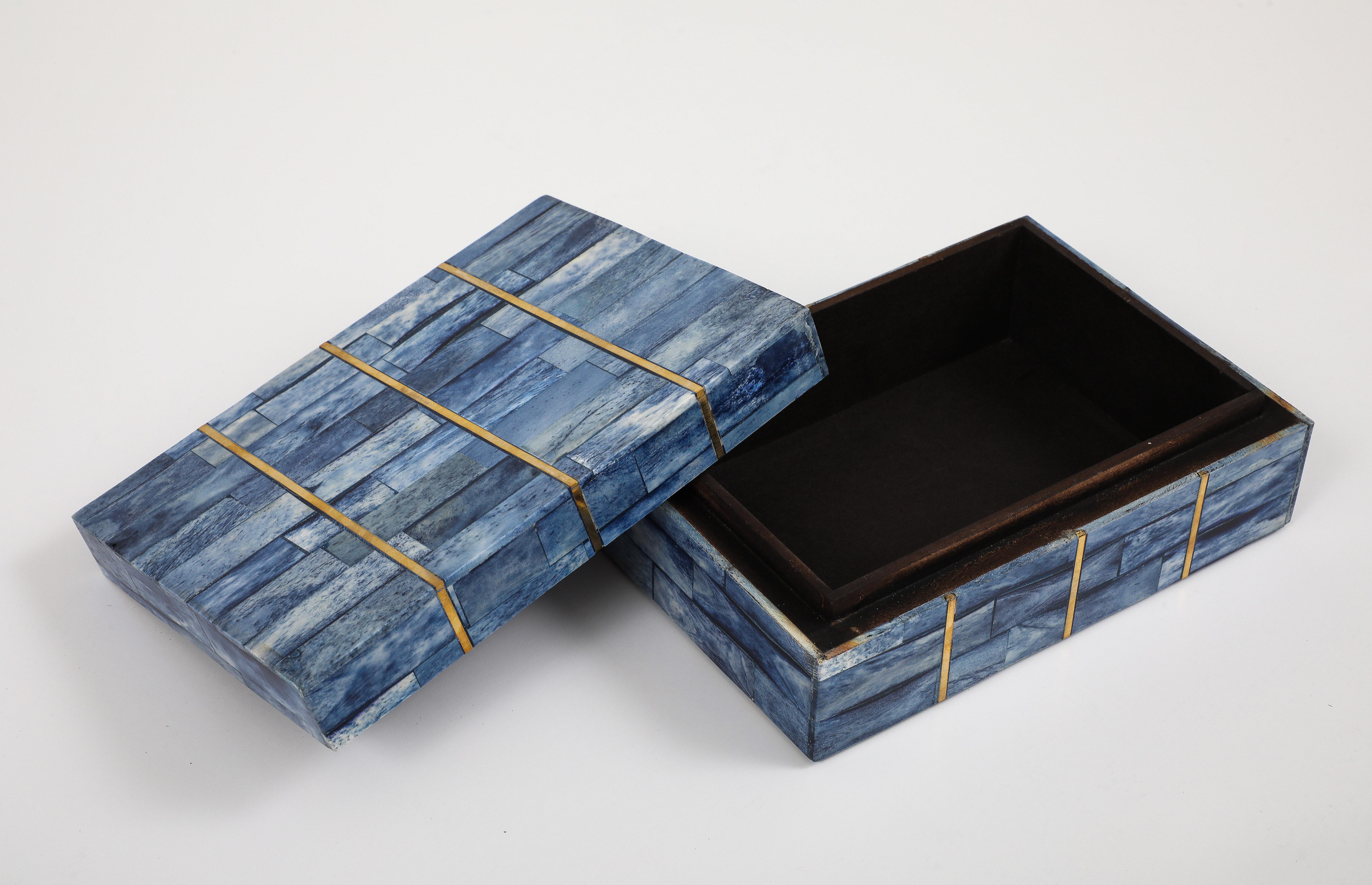 Ottone Scatola in ottone con intarsio in osso tinto di blu in vendita