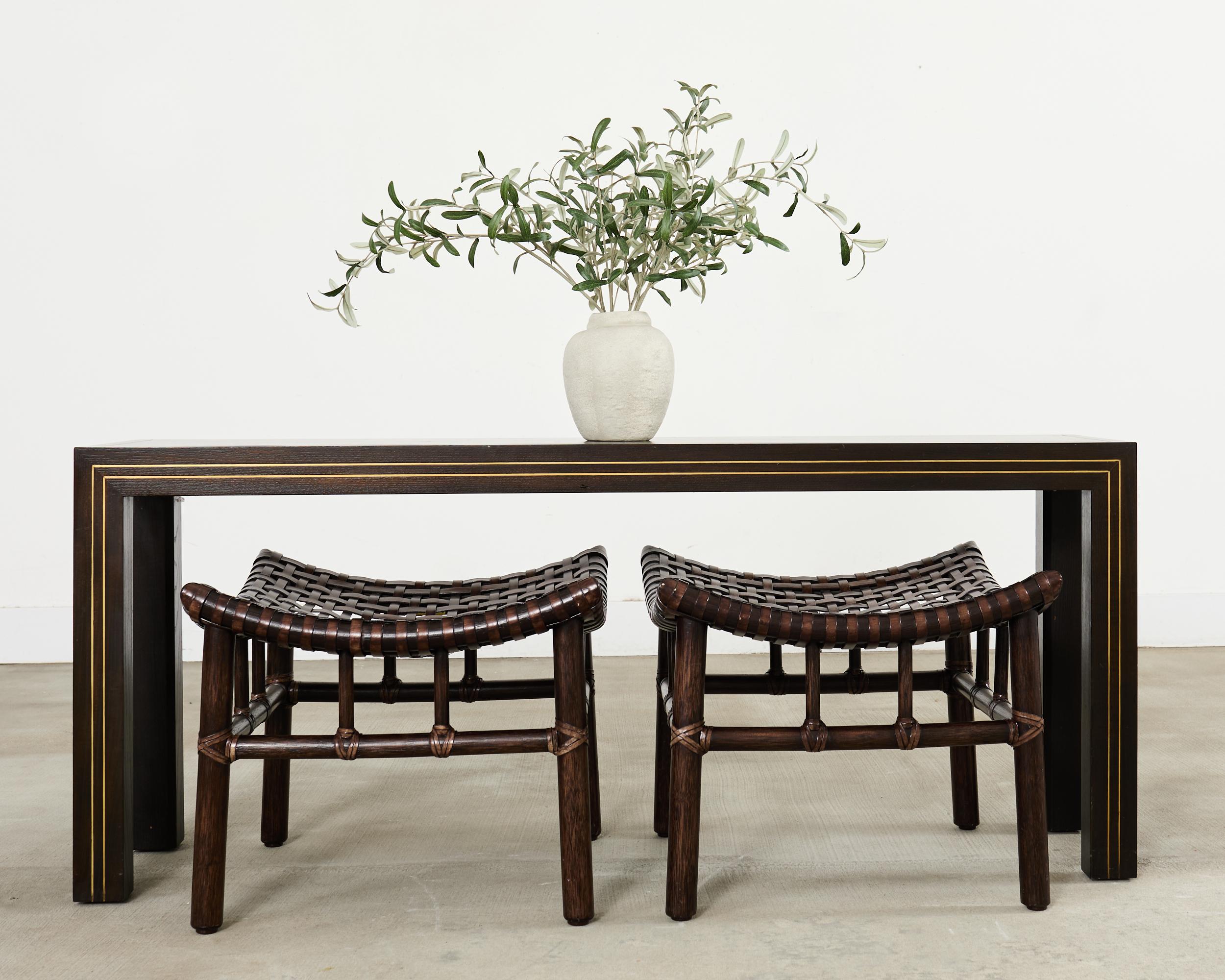 Magnifique table console Parsons en bois dur de la fin du 20e siècle par John Richardson Oakland, Californie La table présente un cadre en bois dur avec une délicate incrustation de fils de laiton patiné sur le dessus, les côtés et les pieds. Le