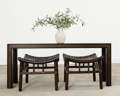 Mesa consola Parsons con incrustaciones de latón de John Richardson