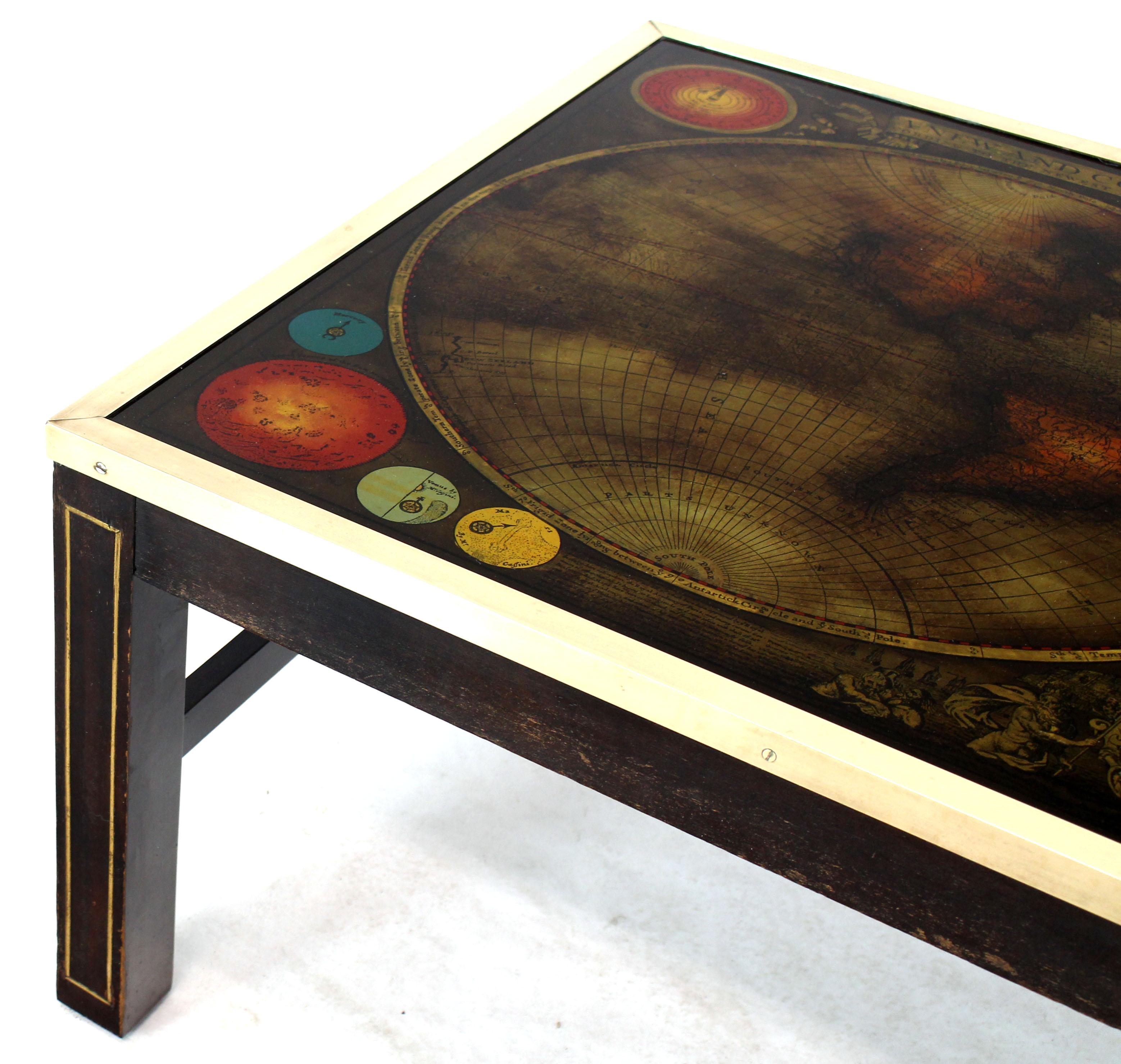 Table basse rectangulaire en laiton incrusté et encadrée avec plateau en carte Atlas peint à l'envers en vente 2