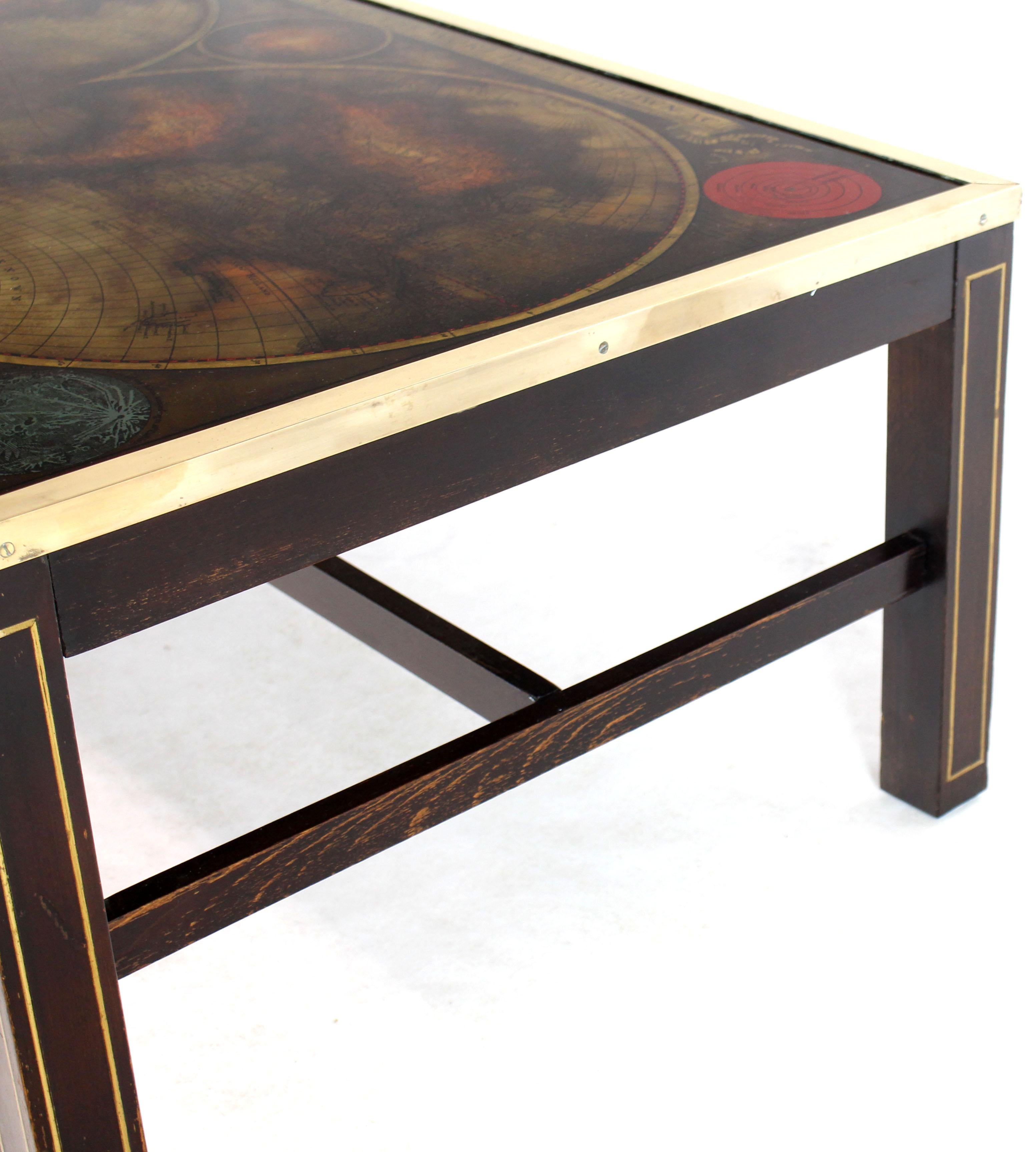 Table basse rectangulaire en laiton incrusté et encadrée avec plateau en carte Atlas peint à l'envers en vente 6