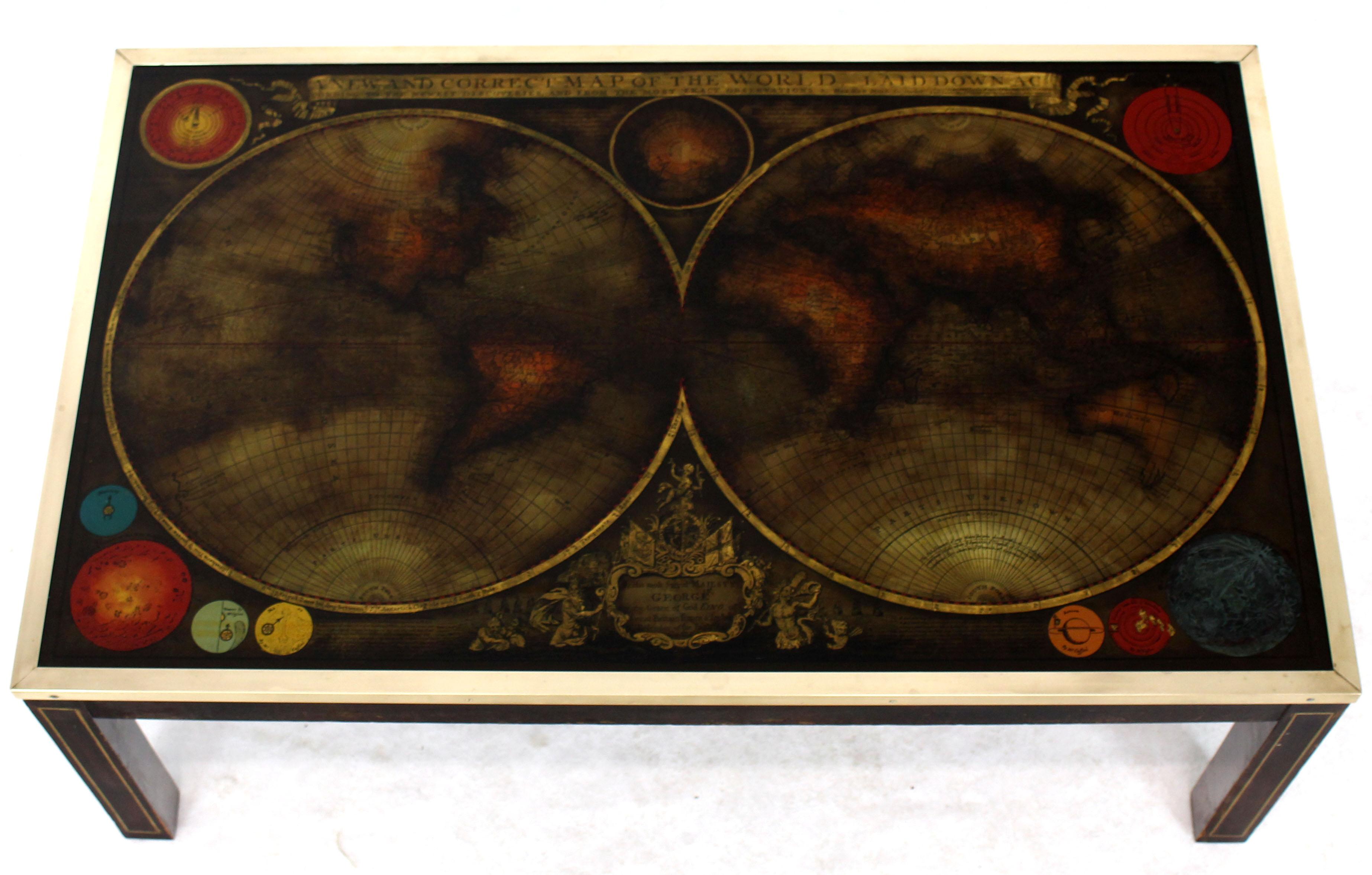 Mid-Century Modern reverse gemalt alten Atlas Karte Glasplatte Couchtisch. Beine mit Messingintarsien. Die Glasplatte ist mit einem Messingrahmen gesichert. Die Beine sind mit Flügelmuttern gesichert.