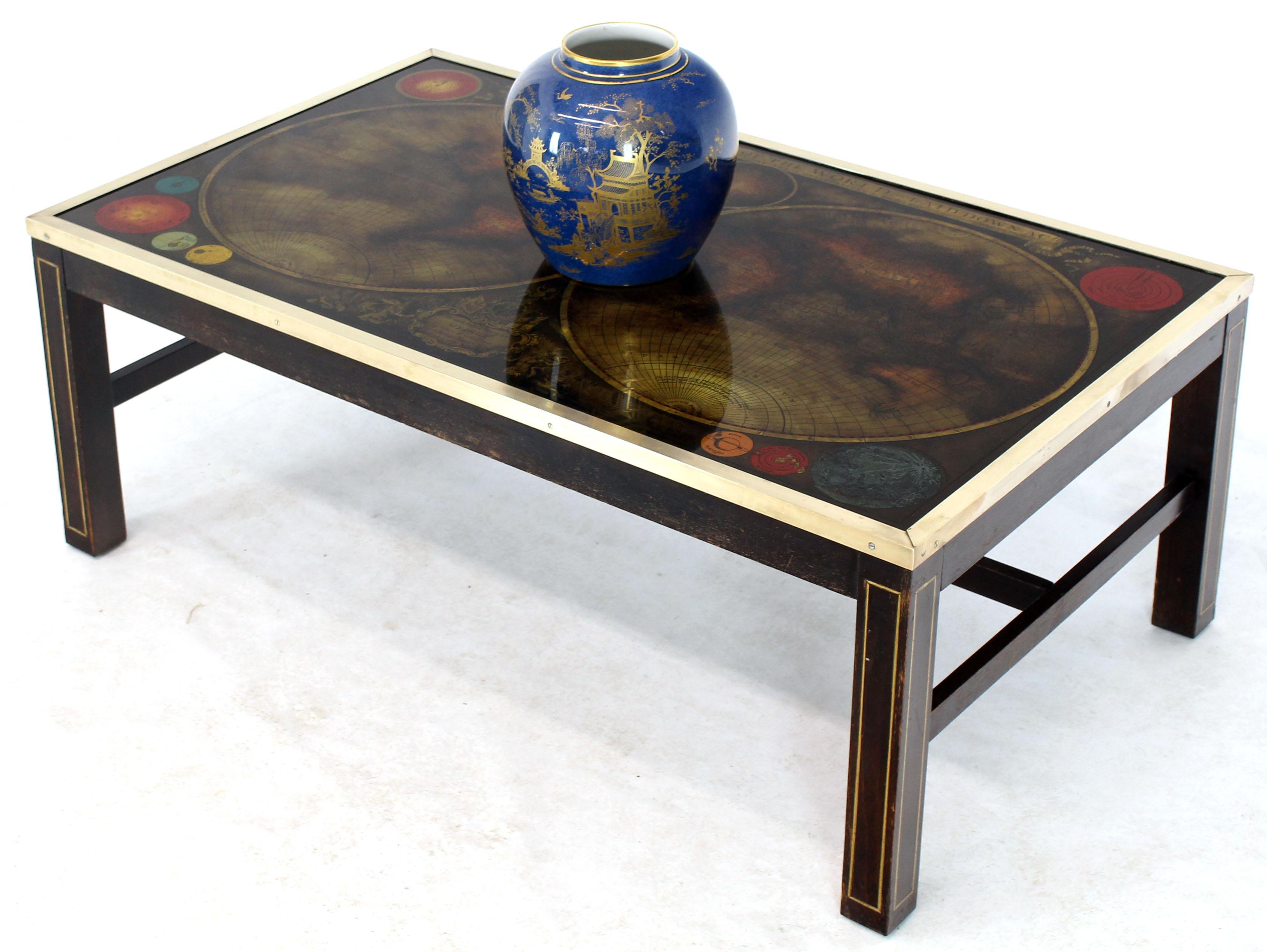 Mid-Century Modern Table basse rectangulaire en laiton incrusté et encadrée avec plateau en carte Atlas peint à l'envers en vente