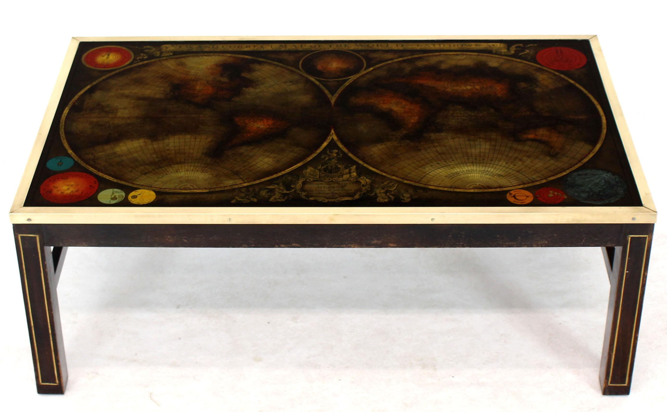 italien Table basse rectangulaire en laiton incrusté et encadrée avec plateau en carte Atlas peint à l'envers en vente