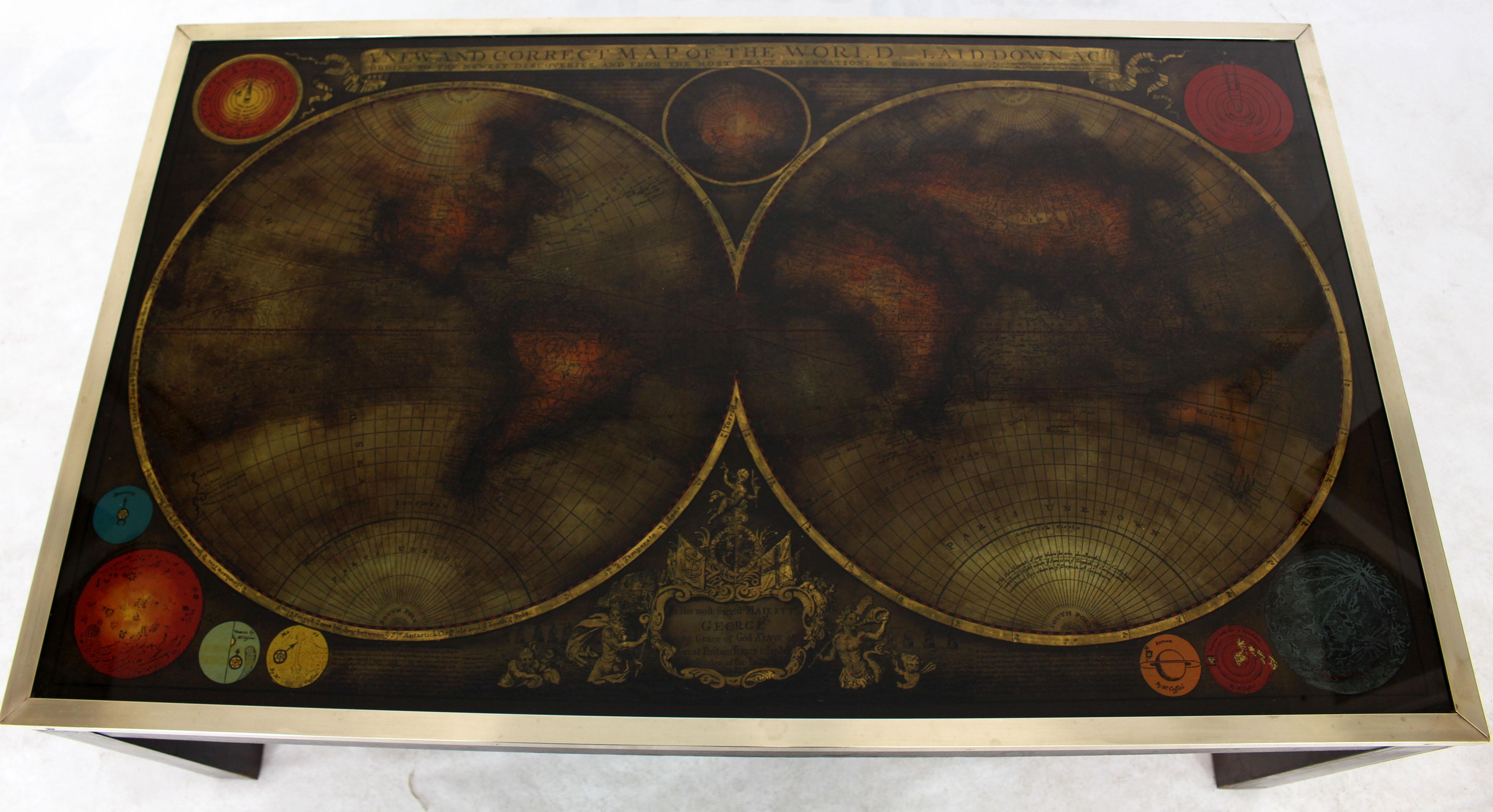 20ième siècle Table basse rectangulaire en laiton incrusté et encadrée avec plateau en carte Atlas peint à l'envers en vente