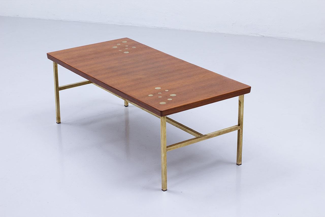 Couchtisch mit Messingintarsien und Teakholz, Schweden, 1960er Jahre (Schwedisch) im Angebot