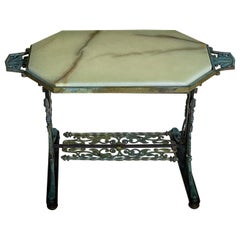 Mesa de centro o auxiliar antigua de hierro latonado y tapa de ónice