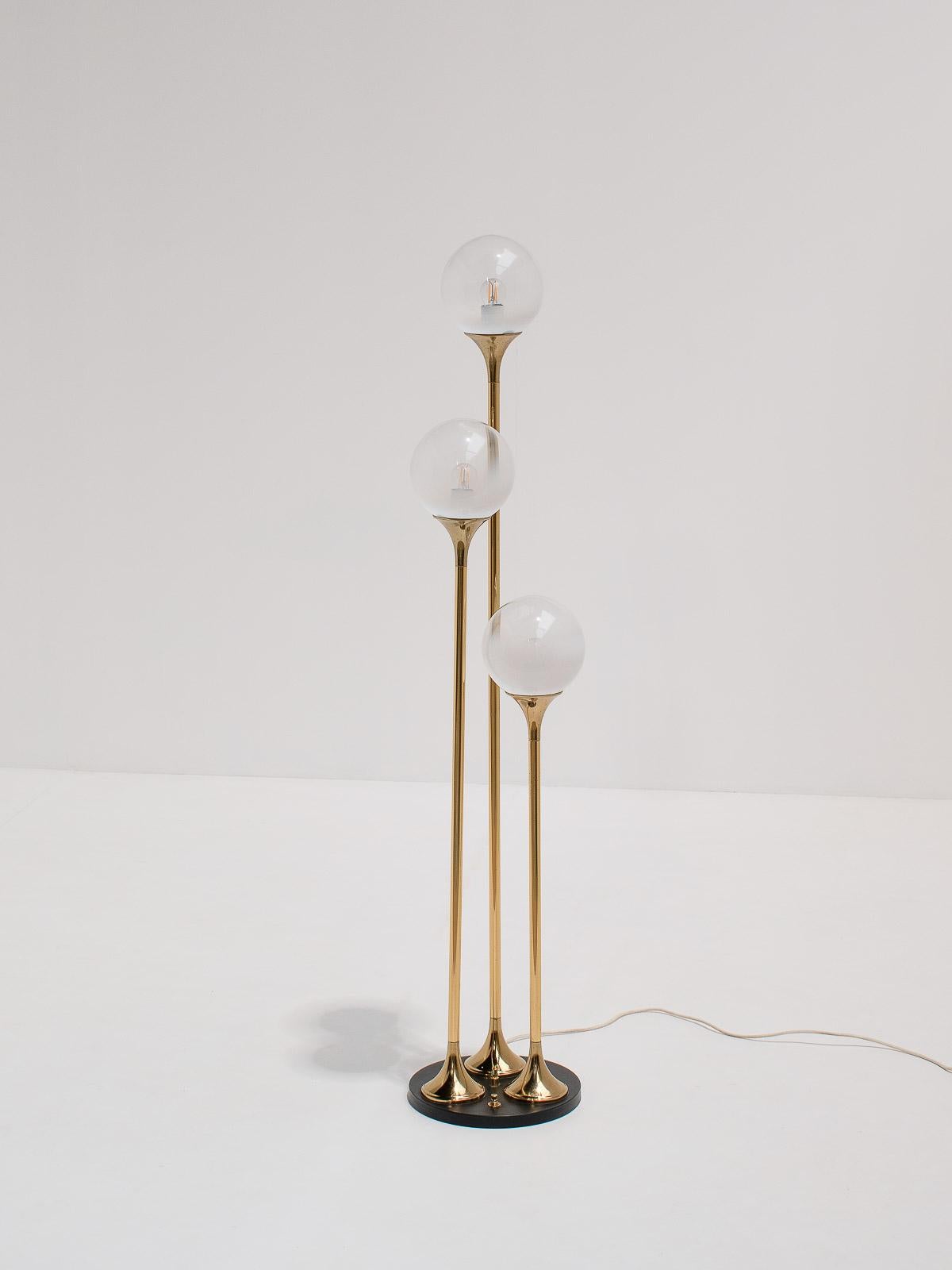 Brass Italian floor lamp by Targetti Sankey, Italy 1960s

Highly decorative mid-century floor lamp designed and manufactured in Italy in the glorious 1960s by Targetti Sankey. The black lacquered metal round base of the floor lamp supports a