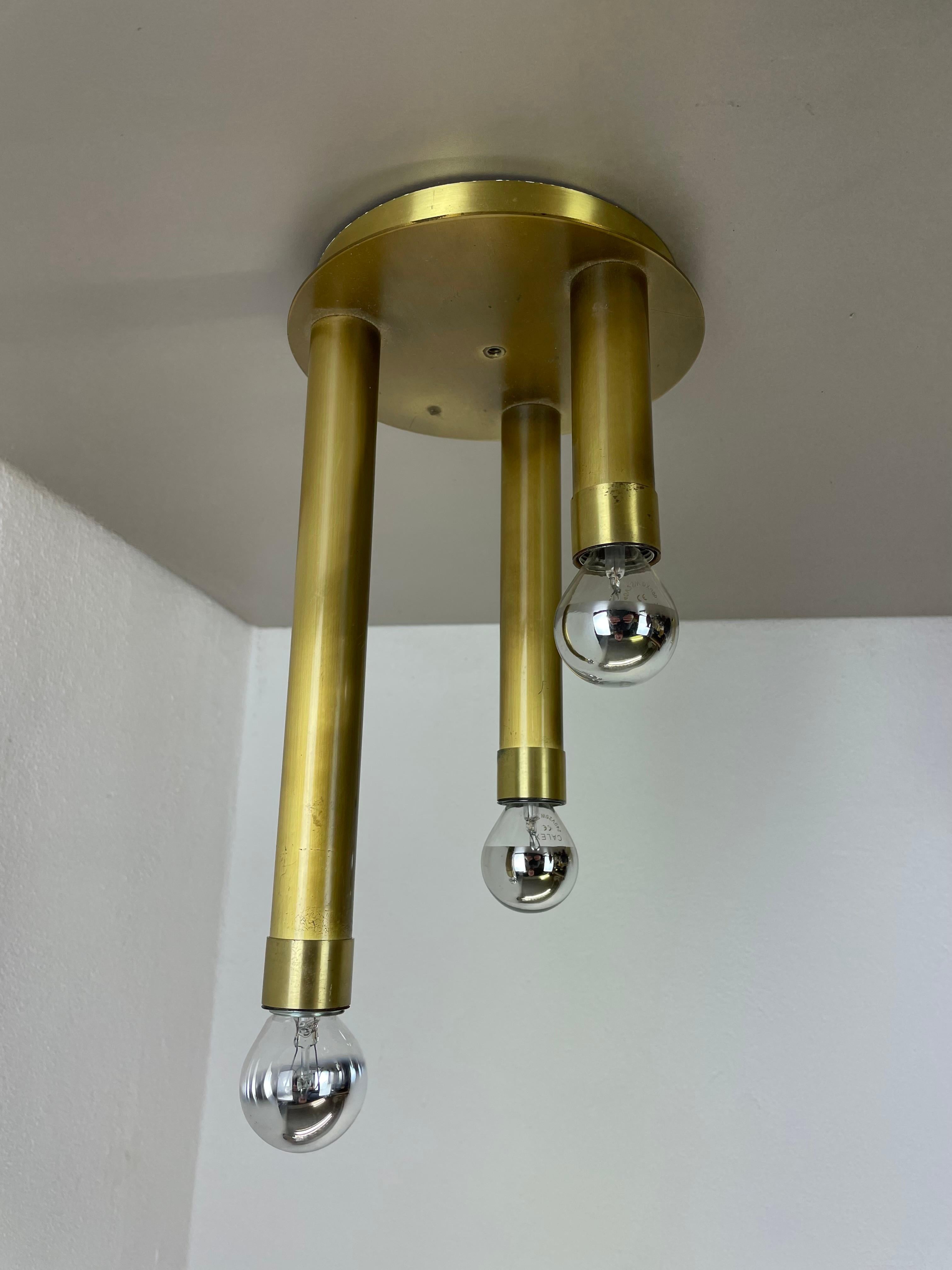 Article:

ceiling light


Producer:

Origin Italy 

in the manner of Stilnovo, Gio Ponti



Age:

1970s



This modernist light was produced in Italy in the 1970s. Minimalist space age design in cubic atomic form. It is made from solid brass with