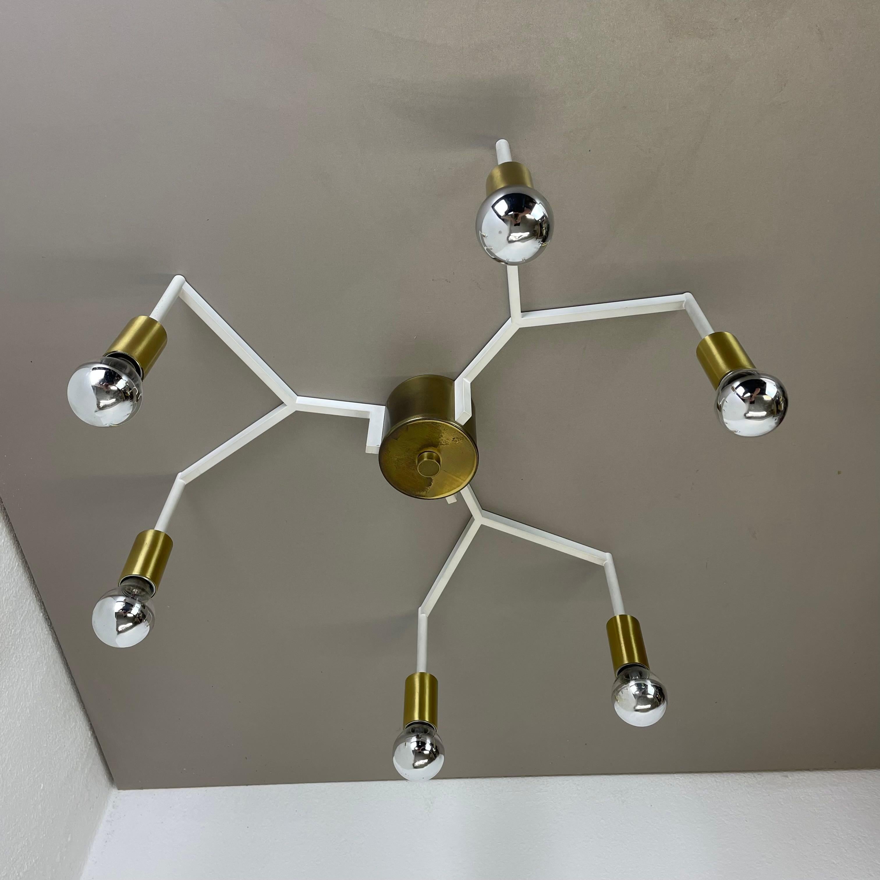 Article:

ceiling light


Producer:

Origin Italy 

in the manner of Stilnovo, Gio Ponti



Age:

1970s



This modernist light was produced in Italy in the 1960s. Minimalist space age design in cubic atomic form. It is made from solid brass and